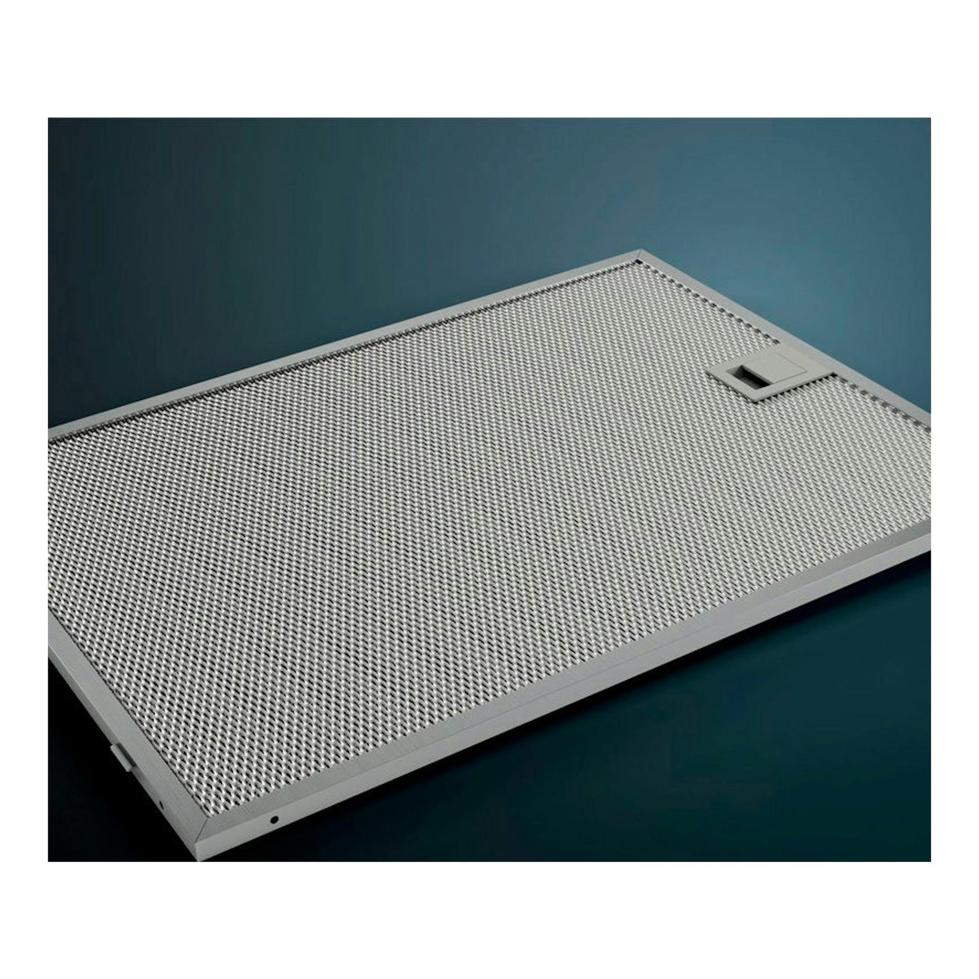 Siemens LC97BHP50 inox, vista en ángulo de la rejilla metálica de una campana rectangular.