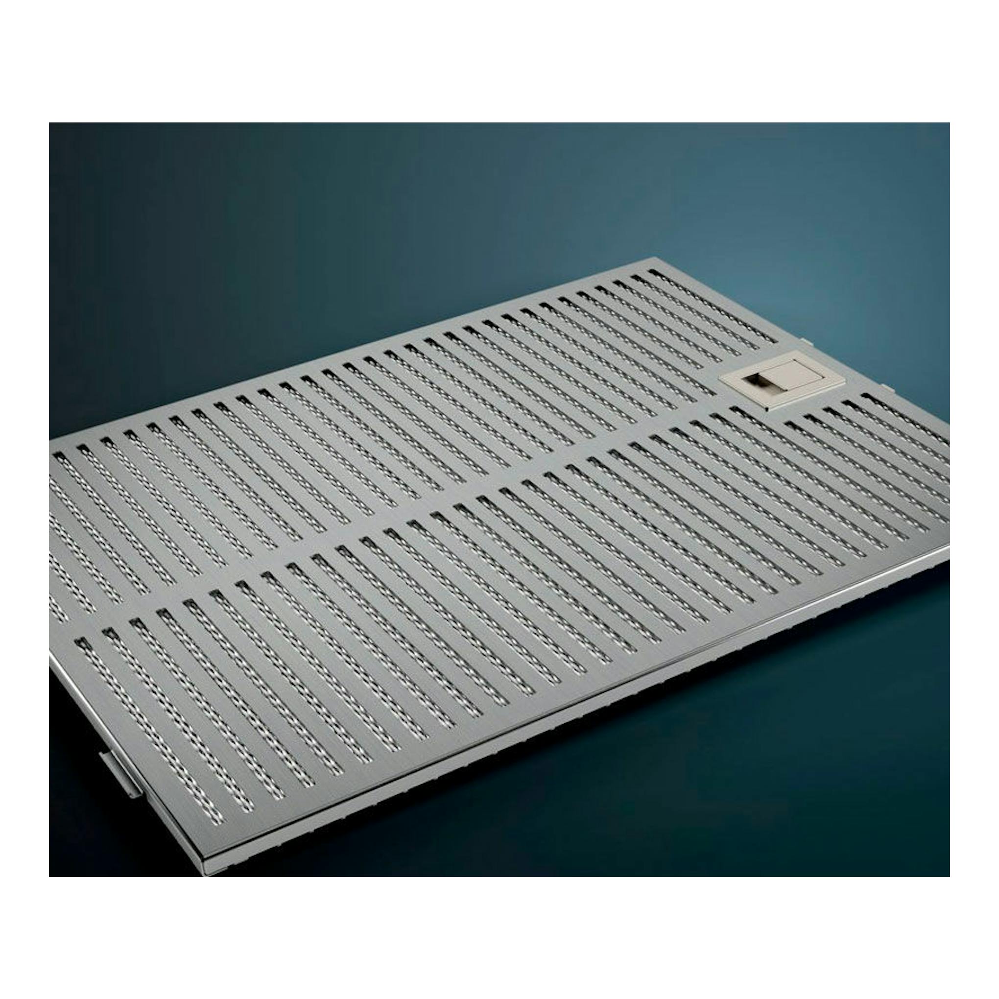 Campana decorativa Siemens LC98BIP50, vista inferior en ángulo, metálica plateada con rejillas perforadas.