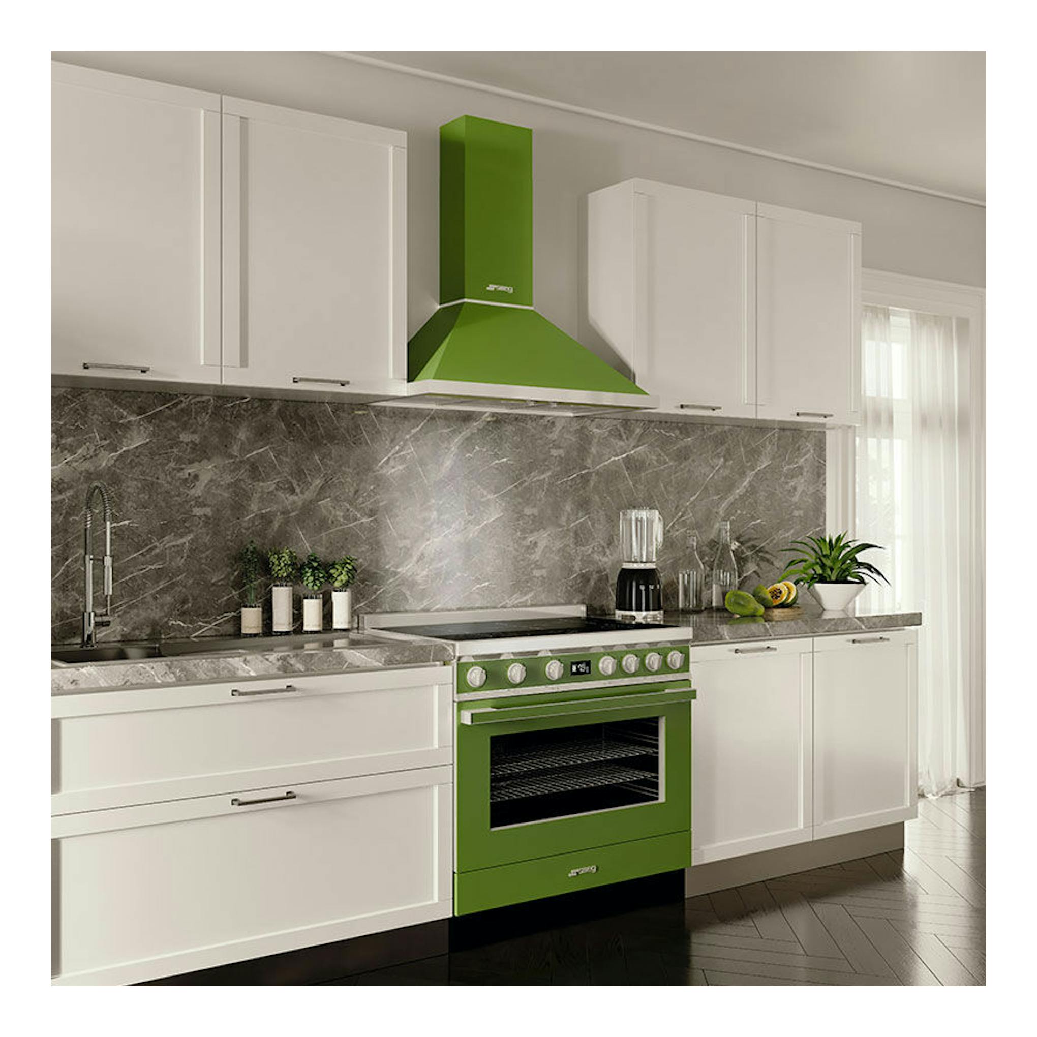 Campana decorativa Smeg KPF9OG verde, vista frontal en cocina blanca, montada sobre la encimera.