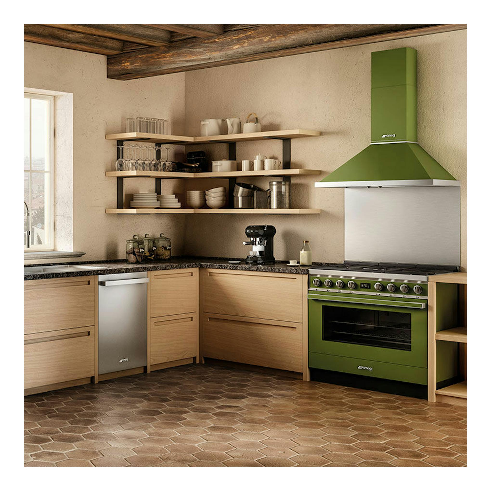 Campana decorativa Smeg KPF9OG verde, vista frontal en una cocina con muebles de madera.