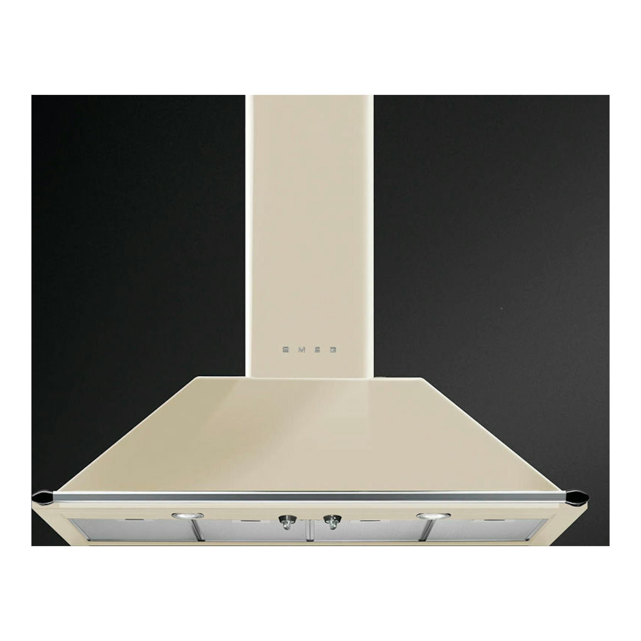 Campana decorativa Smeg KT110PE crema, vista frontal sobre fondo negro.