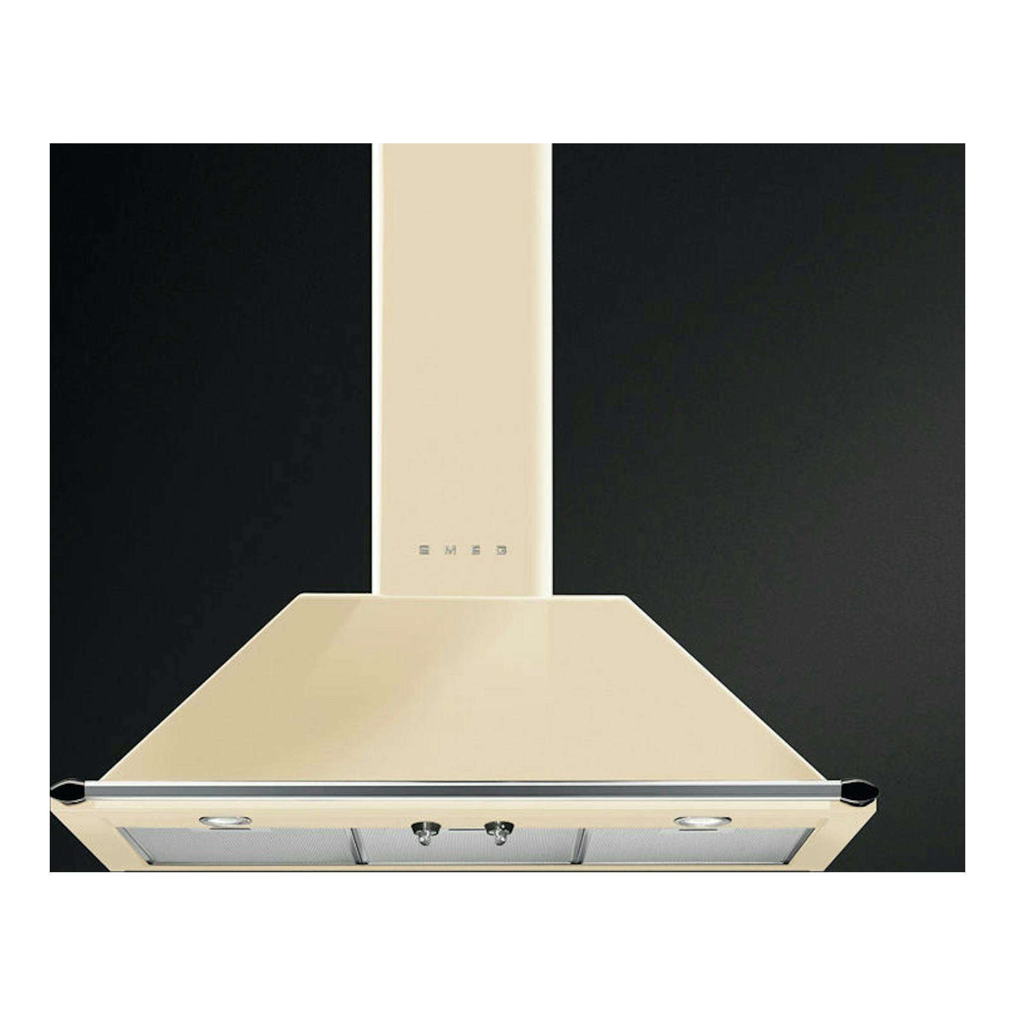 Campana decorativa Smeg KT90PE crema, vista frontal, con chimenea y filtros metálicos sobre fondo negro.