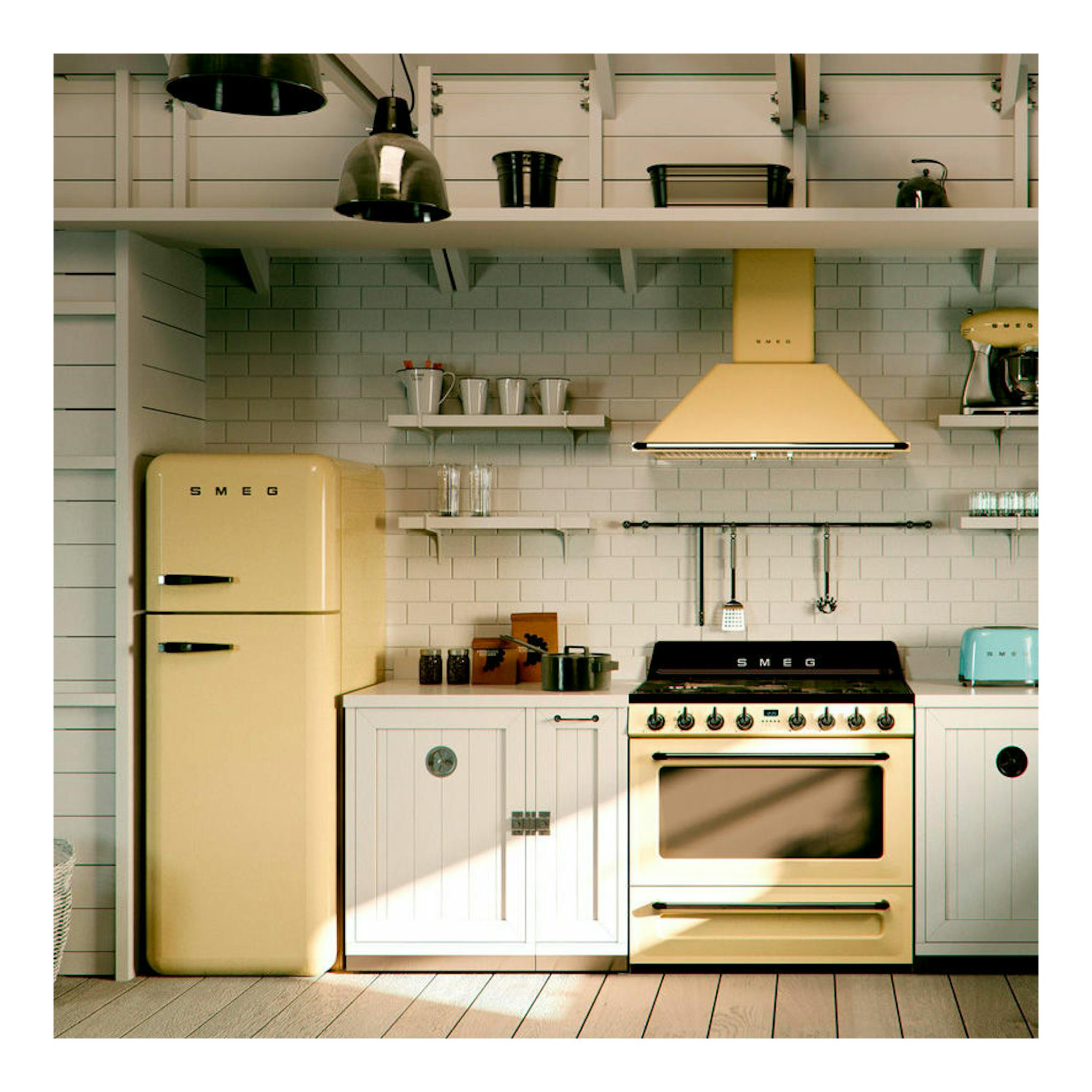 Campana decorativa Smeg KT90PE crema, vista frontal, montada sobre una cocina en una cocina con azulejos blancos.