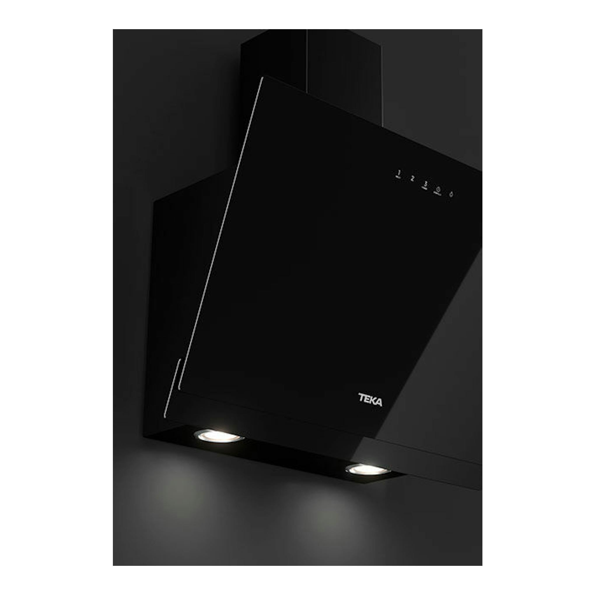 Campana decorativa negra Teka DVN67050TTC BK, vista frontal inclinada, con luces inferiores encendidas.