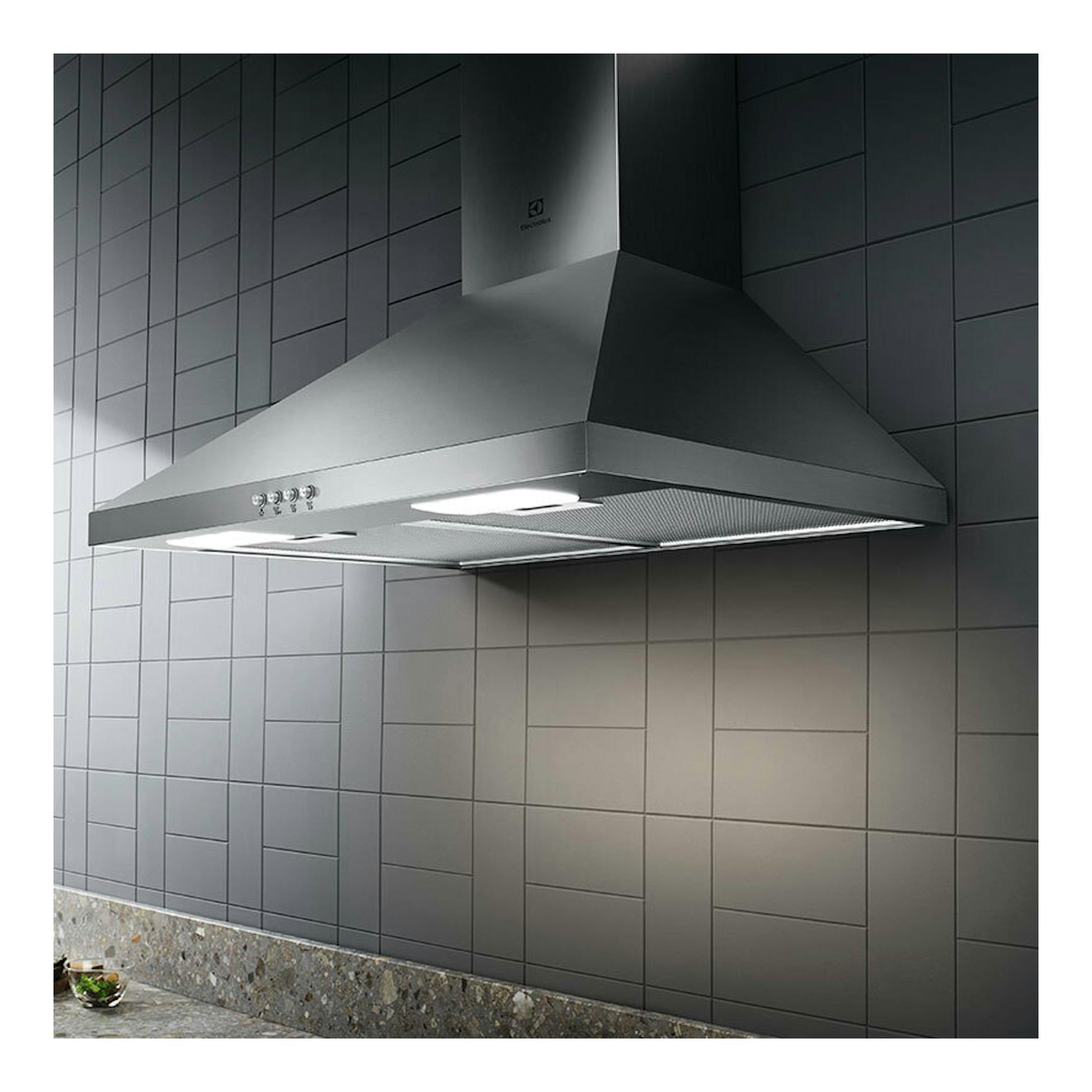 Campana Electrolux LFC316X de acero inoxidable, vista frontal en cocina con pared alicatada.