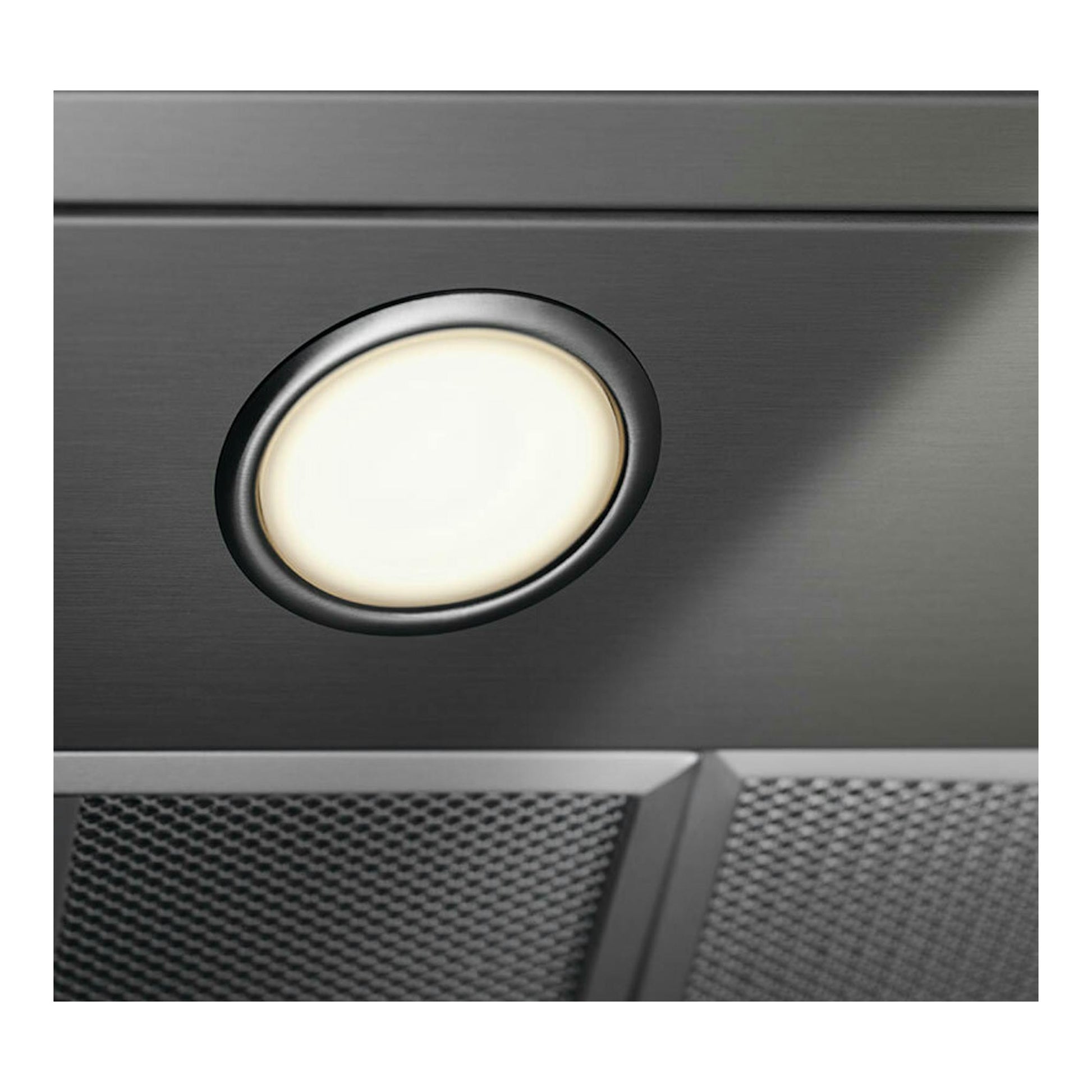 Campana Electrolux LFG516X inox, primer plano de la luz circular y el filtro metálico.