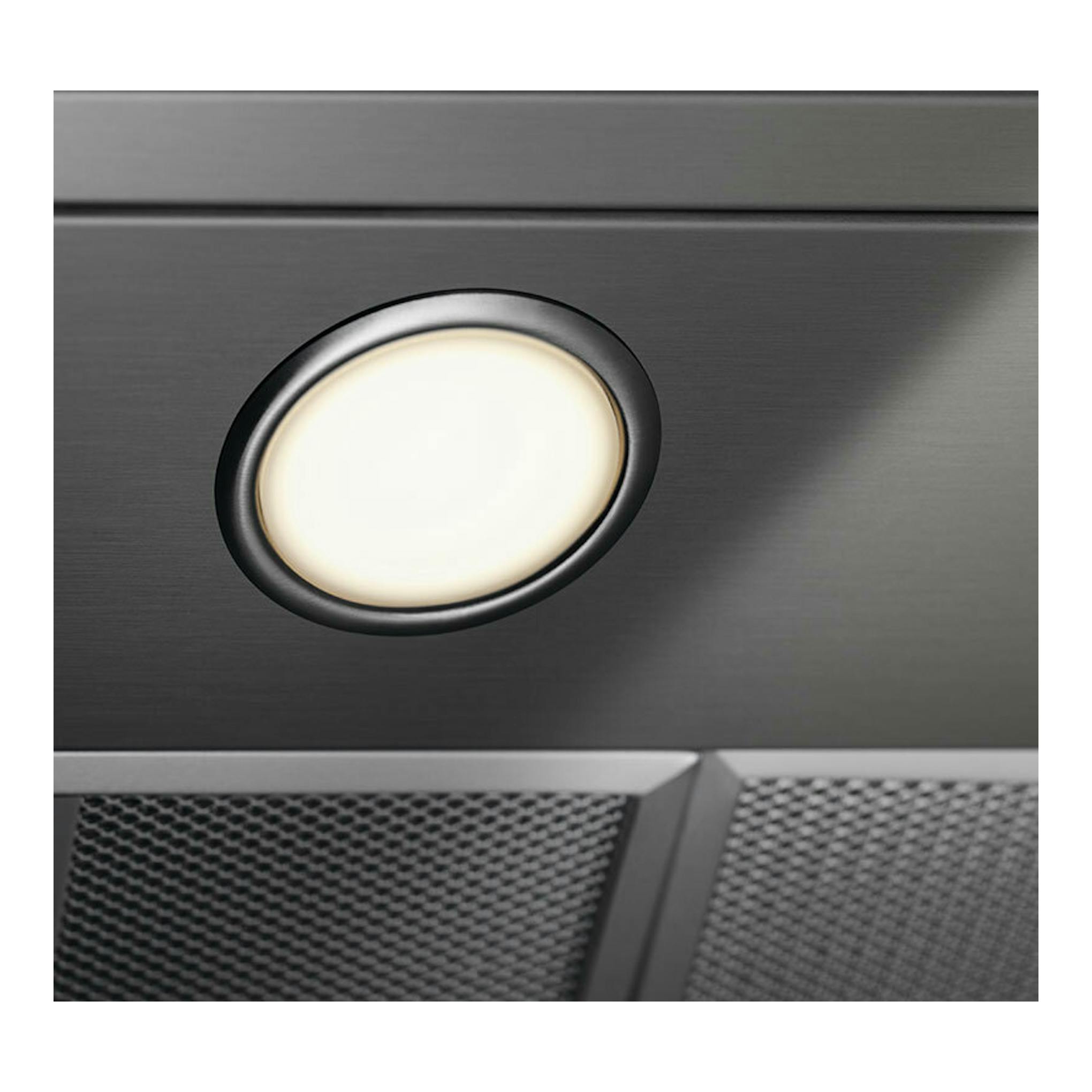 Campana Electrolux LFG516X inox, primer plano de la luz circular y el filtro metálico.