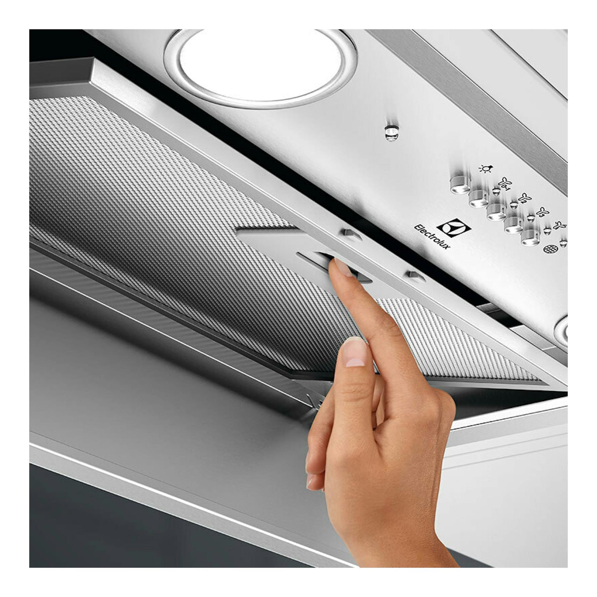 Campana extractora Electrolux LFG516X inox, vista inferior en acero inoxidable con mano pulsando un botón.