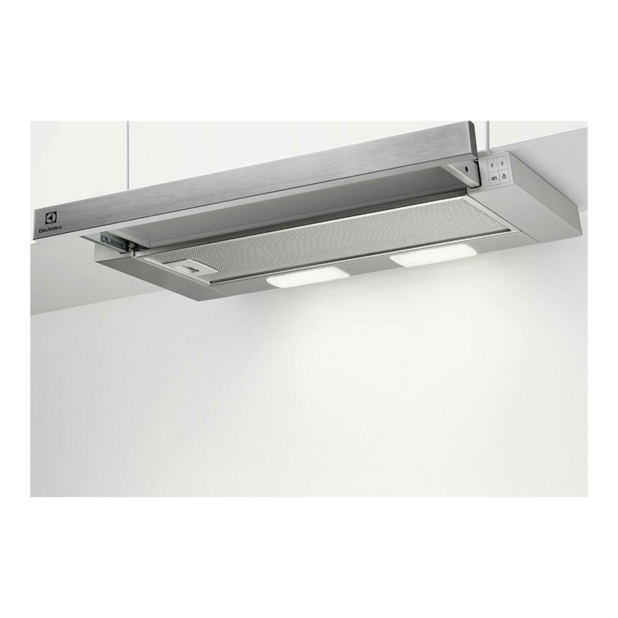 Campana extractora Electrolux LFP226S inox, vista inferior bajo mueble, con luz y panel frontal.