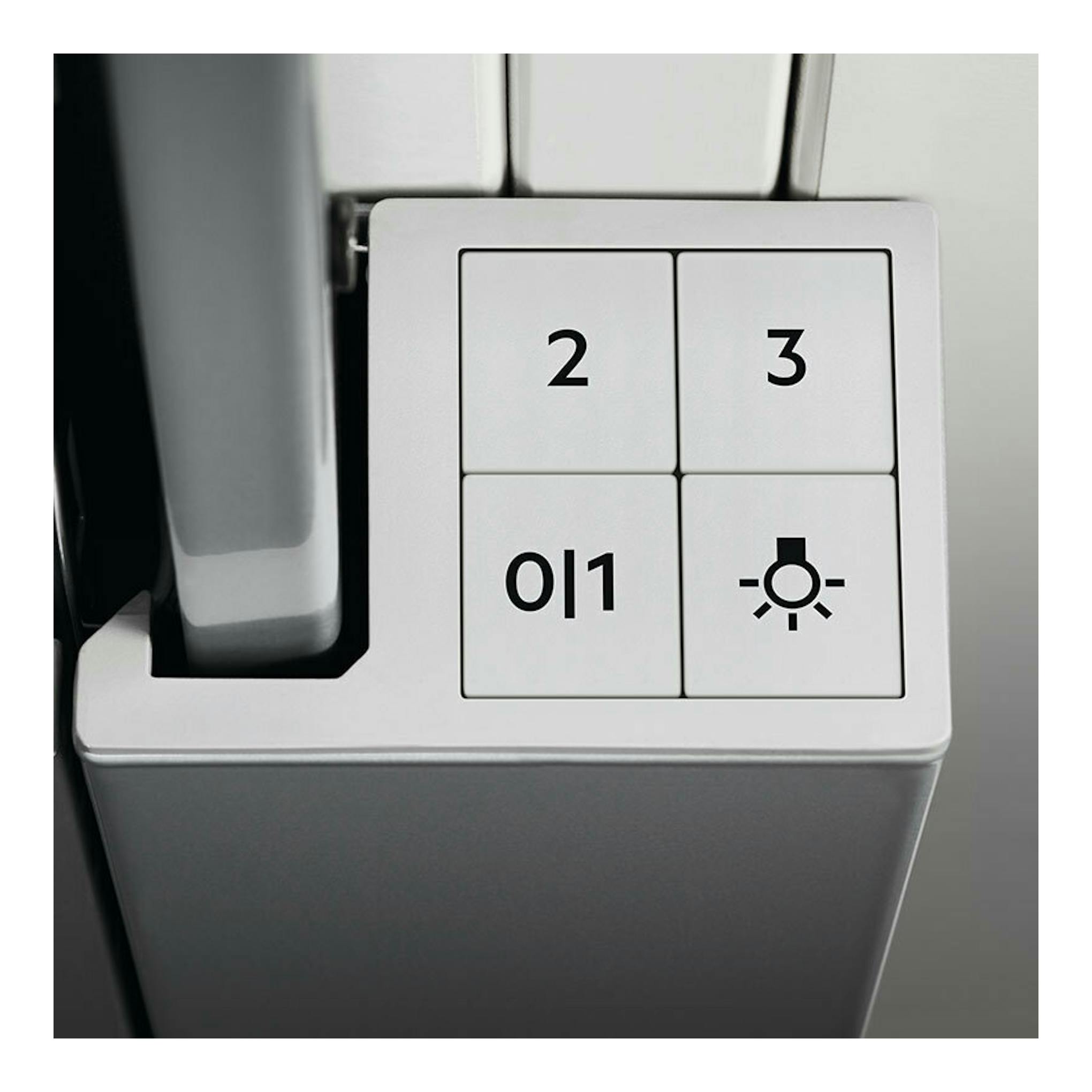 Campana Electrolux LFP226S inox, primer plano del panel de control con teclas 0/1, 2, 3 y luz.