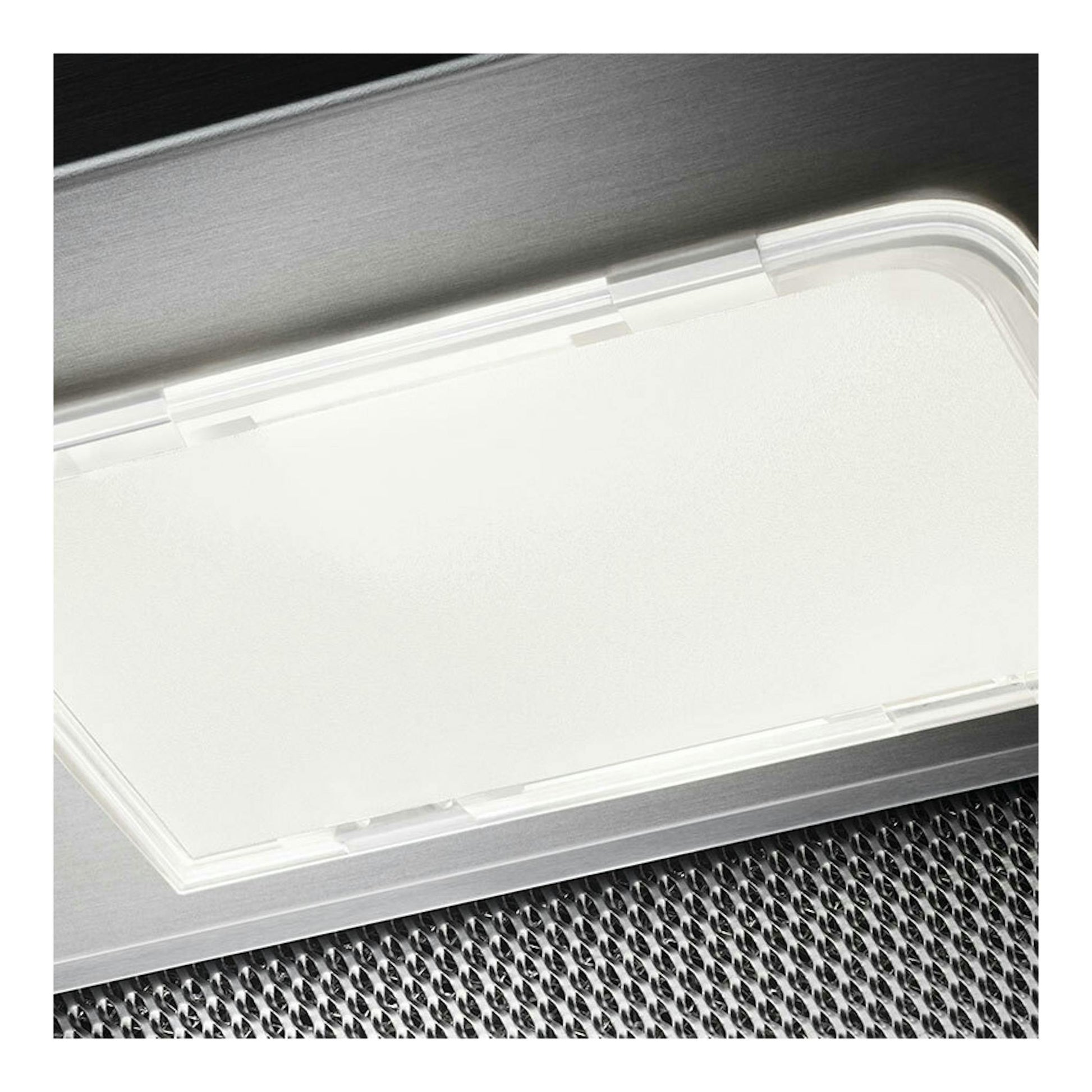 Campana Electrolux LFP226S inox, vista en detalle de la luz y el filtro metálico en acero inoxidable.