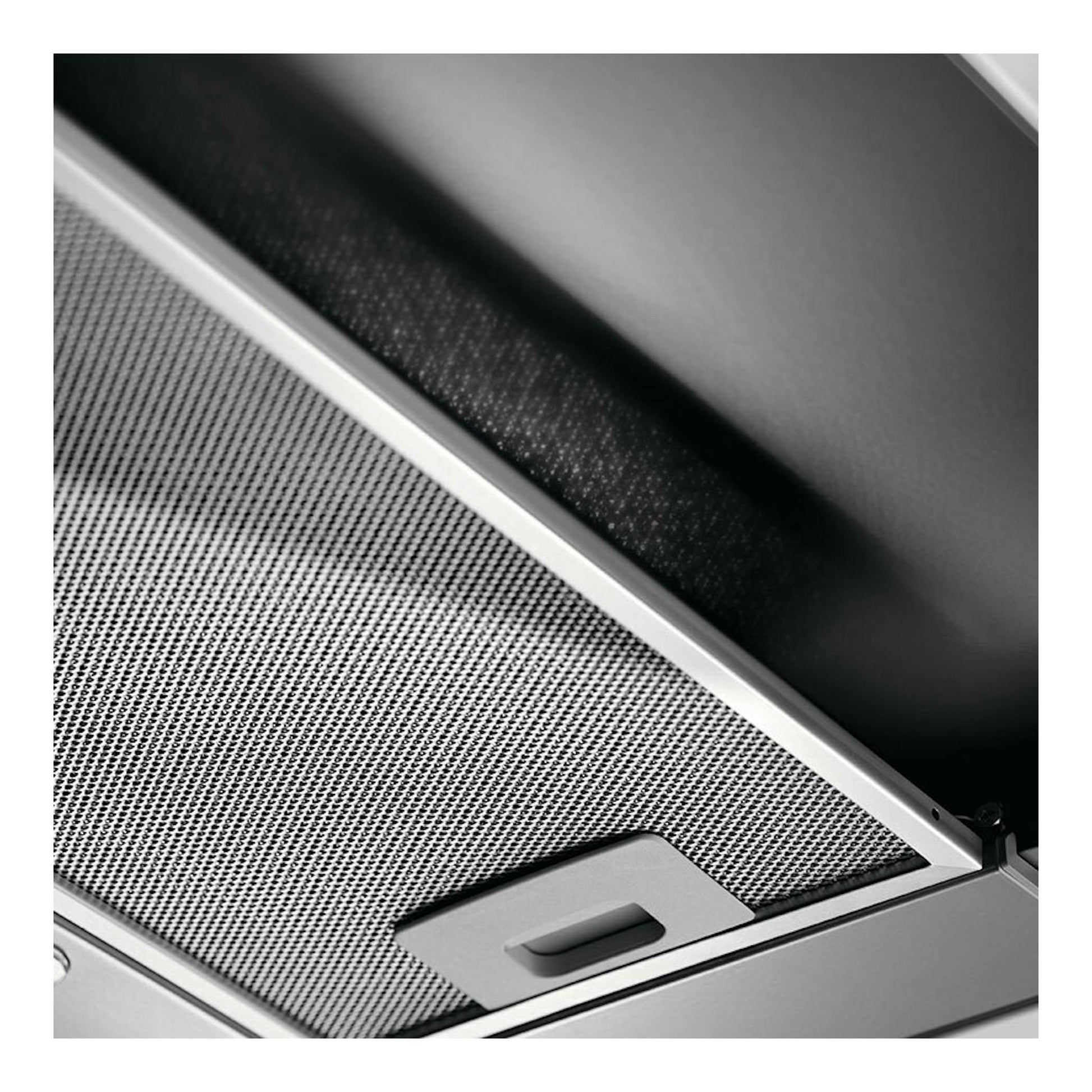 Campana Electrolux LFP226S inox, vista inferior en primer plano, con filtro metálico y acabado plateado.