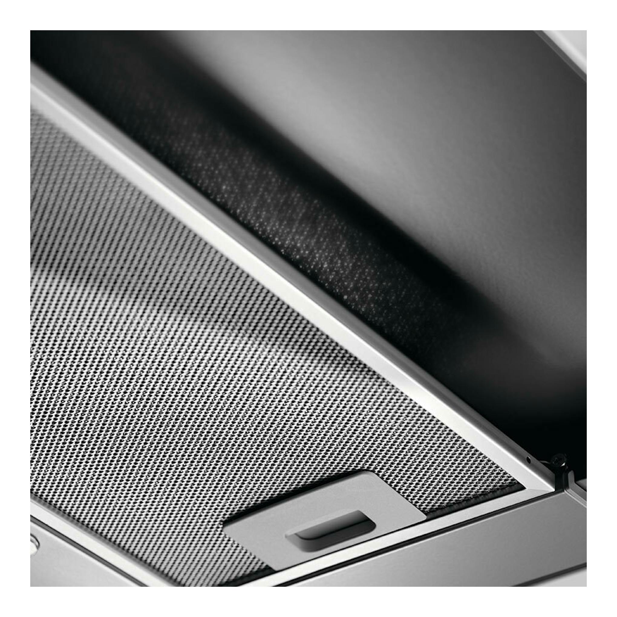 Campana Electrolux LFP226S inox, vista inferior en primer plano, con filtro metálico y acabado plateado.
