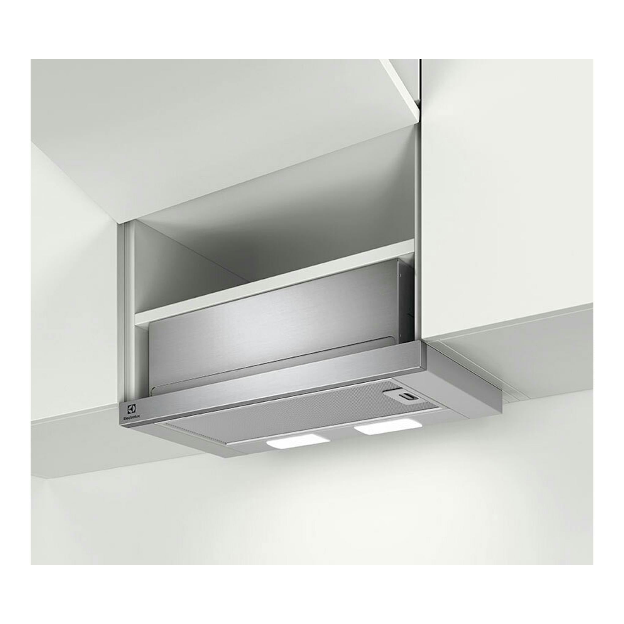 Campana extractora Electrolux LFP226S inox, vista inferior integrada en mueble de cocina, con luz encendida.