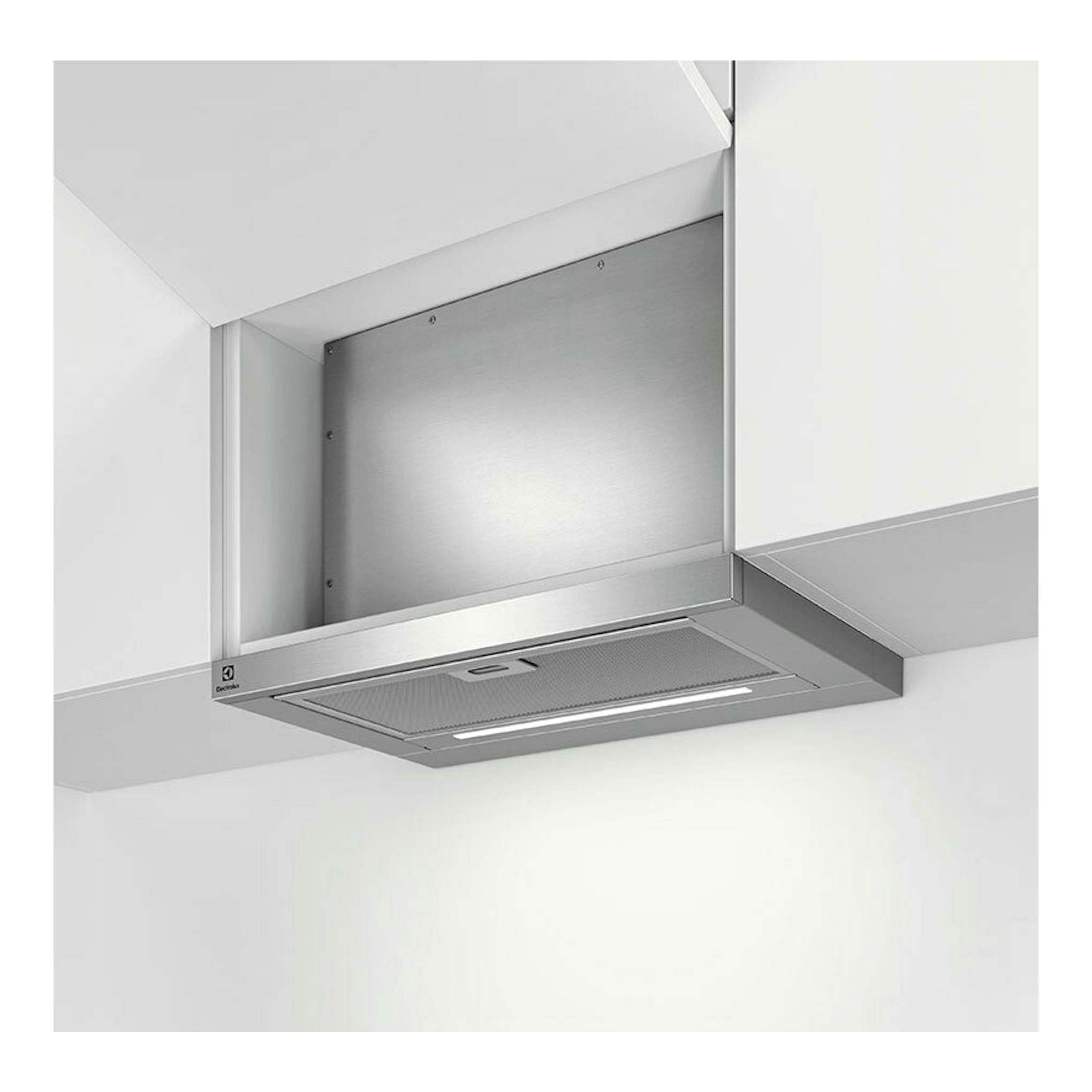 Campana extractora Electrolux LFP416X de inox, vista inferior y frontal, empotrada bajo mueble.