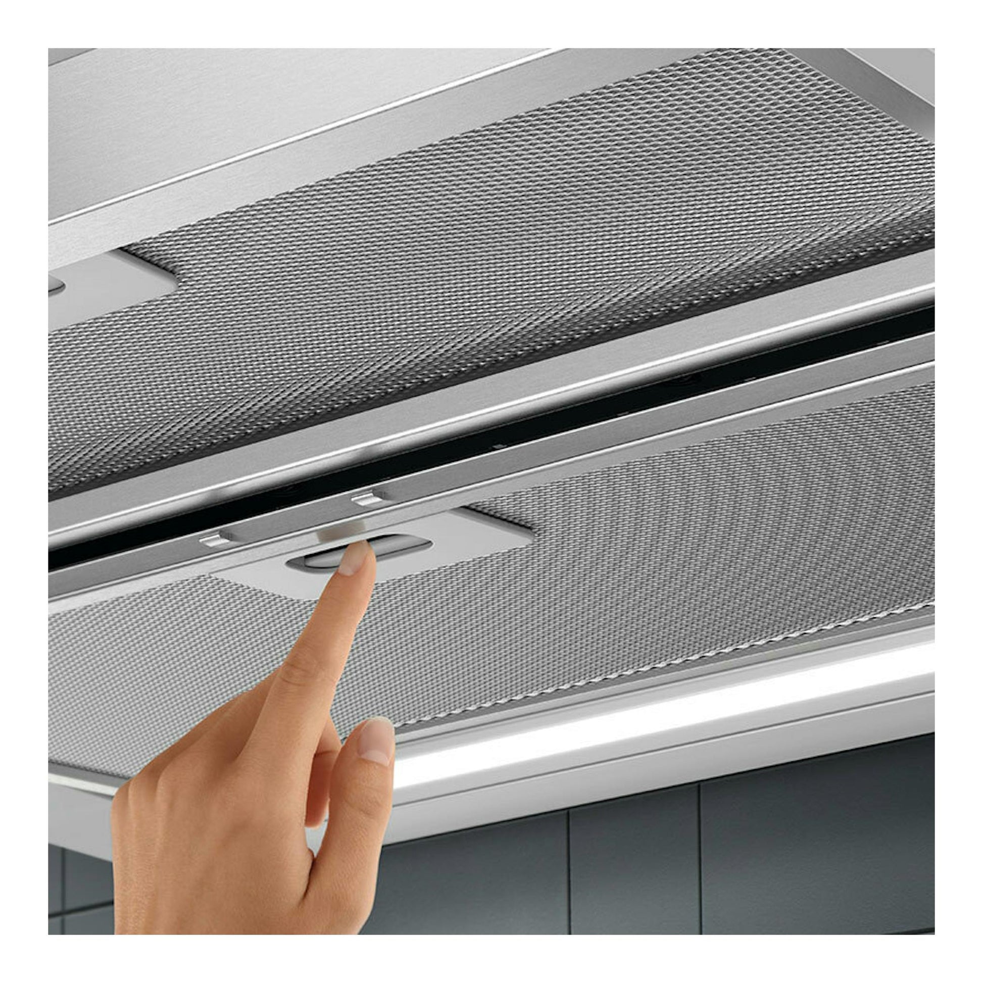 Campana extractora Electrolux LFP416X de acero inoxidable, vista inferior frontal, con un dedo pulsando un botón.