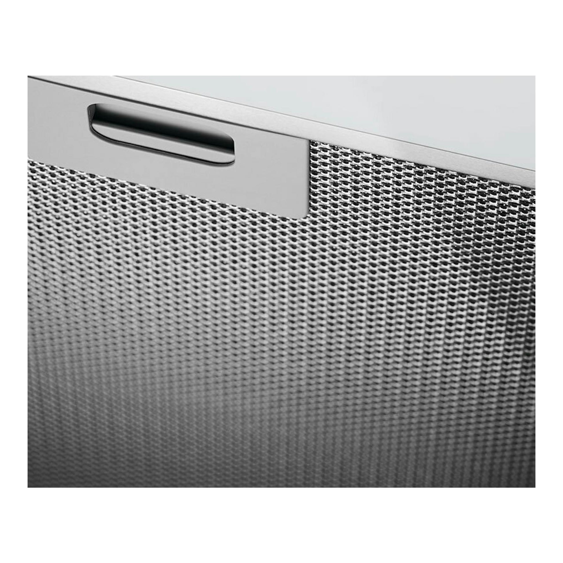 Campana Electrolux LFU226W blanca, vista en primer plano del filtro metálico y el tirador.