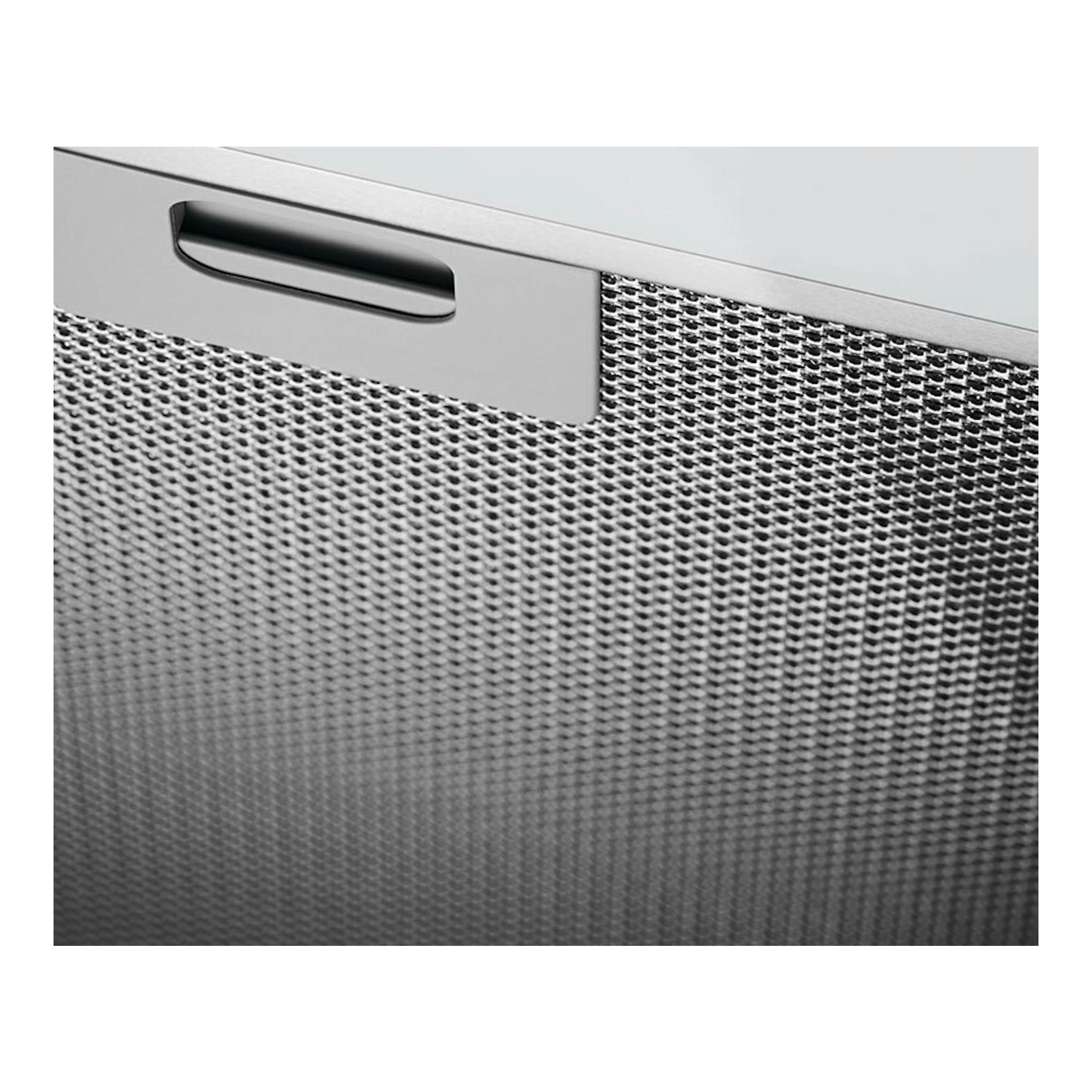 Campana Electrolux LFU226W blanca, vista en primer plano del filtro metálico y el tirador.