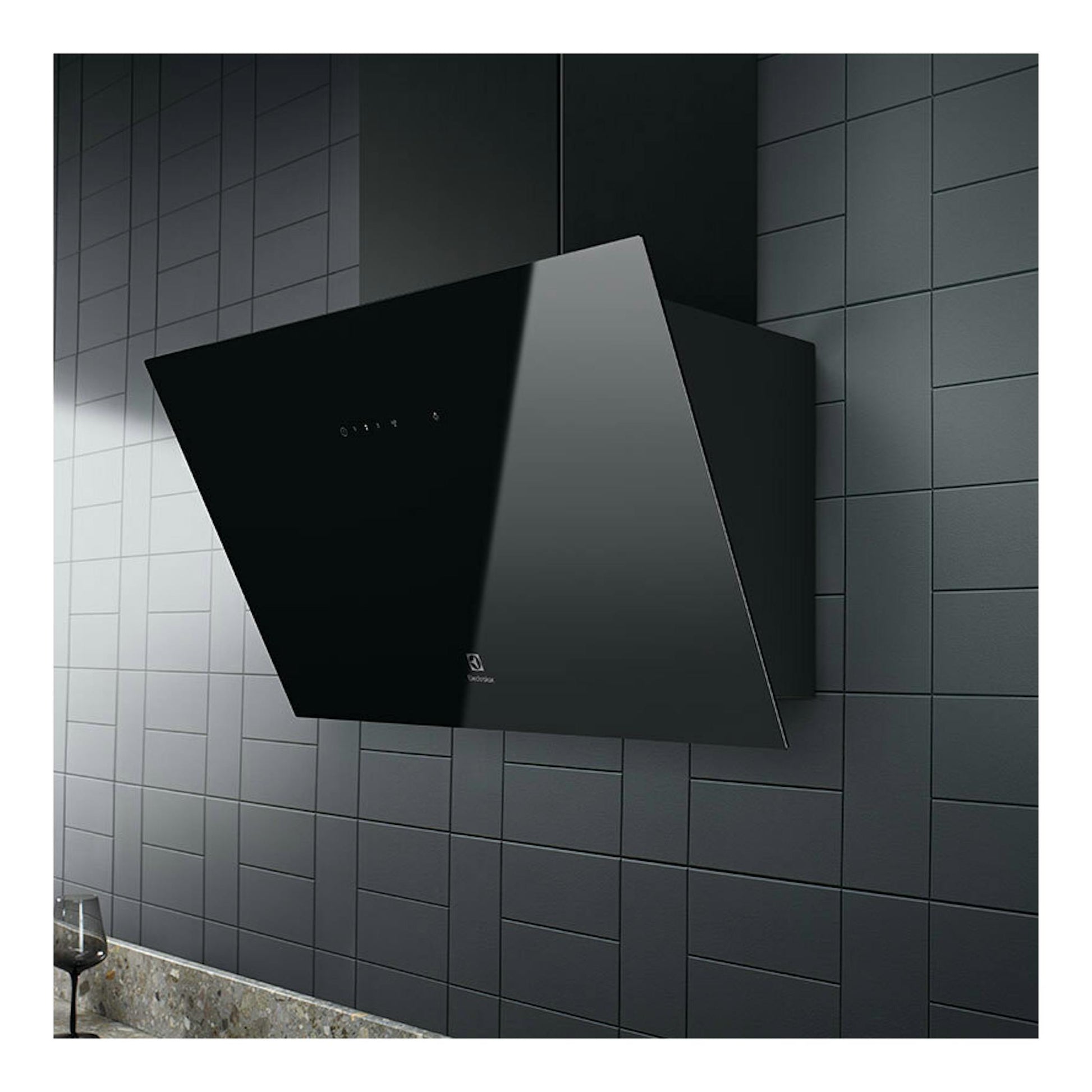 Campana extractora Electrolux LFV436K negra, vista frontal en ángulo, montada en pared de cocina.