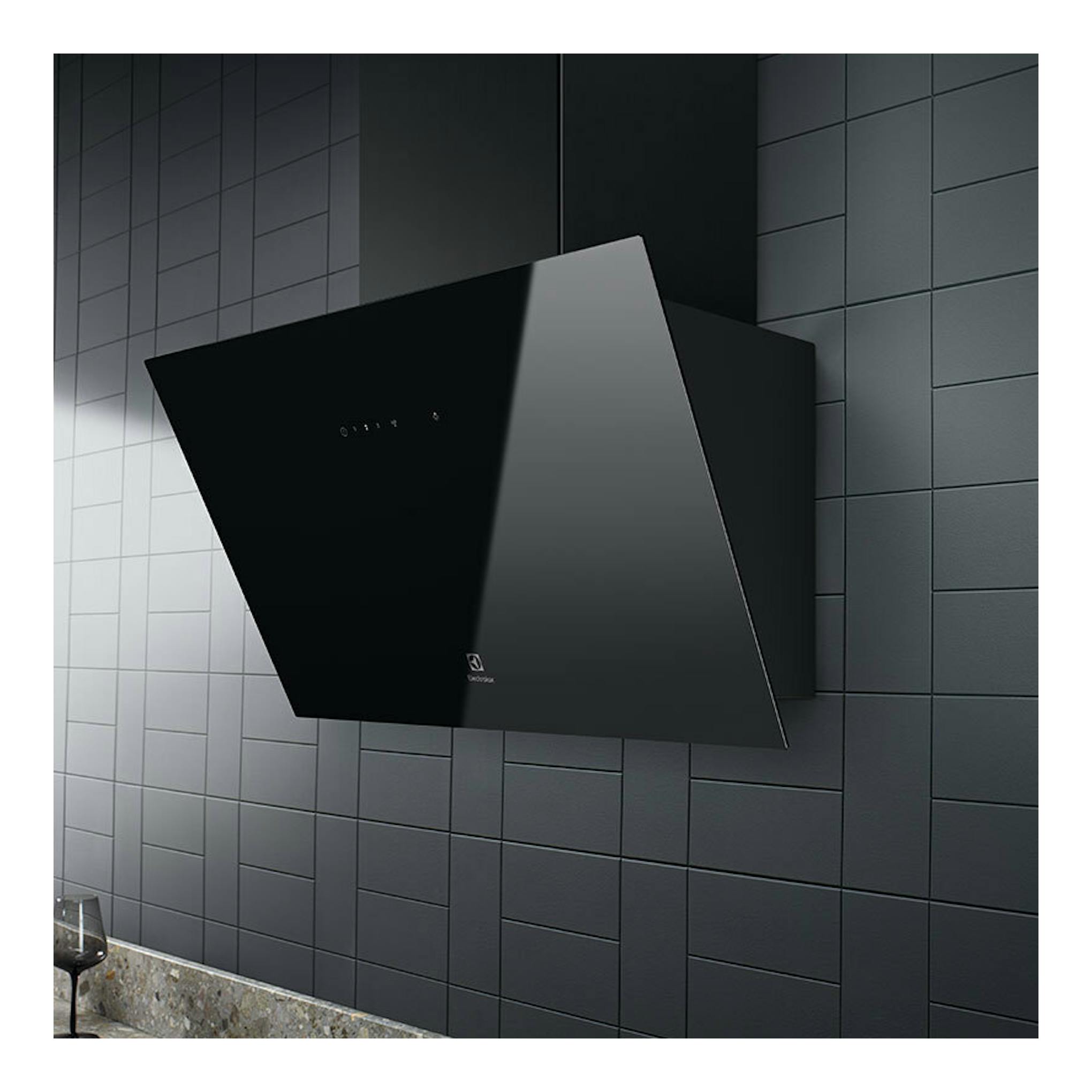 Campana extractora Electrolux LFV436K negra, vista frontal en ángulo, montada en pared de cocina.
