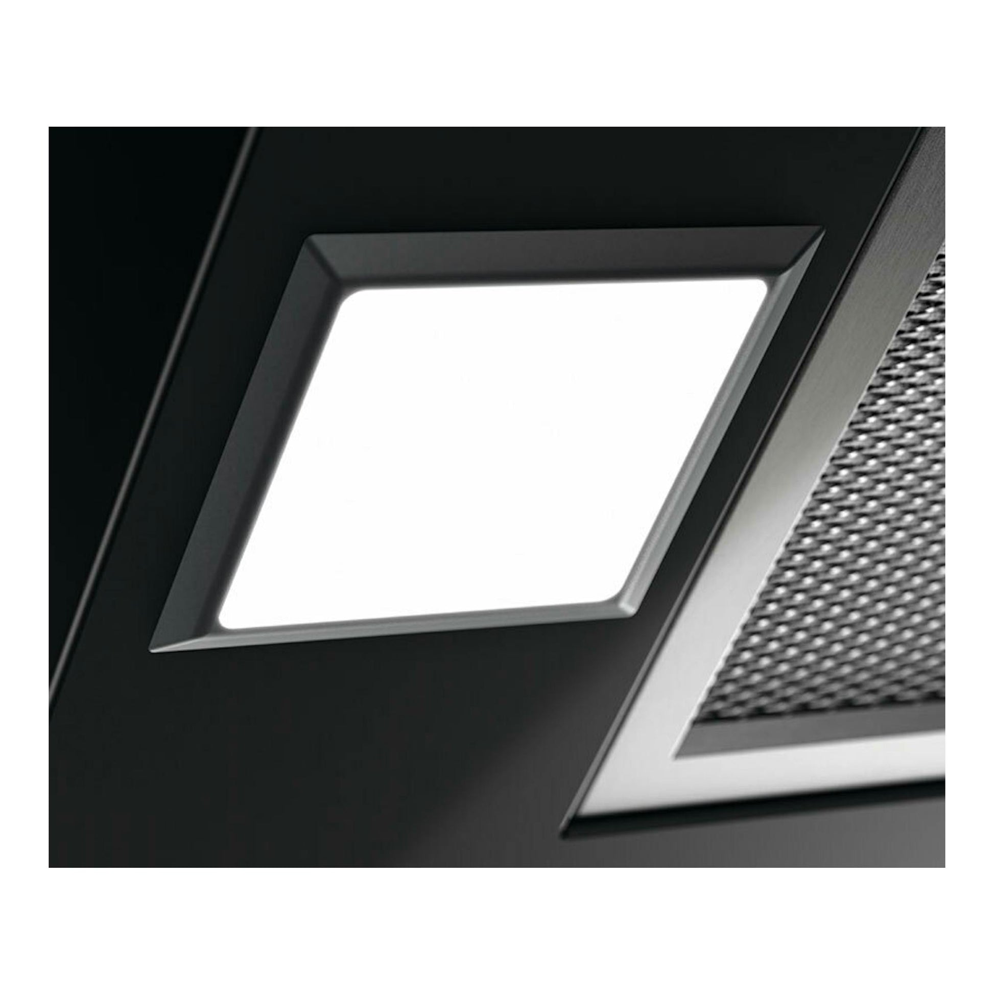 Campana extractora Electrolux LFV436K negra, primer plano inclinado con luz rectangular y filtro metálico.