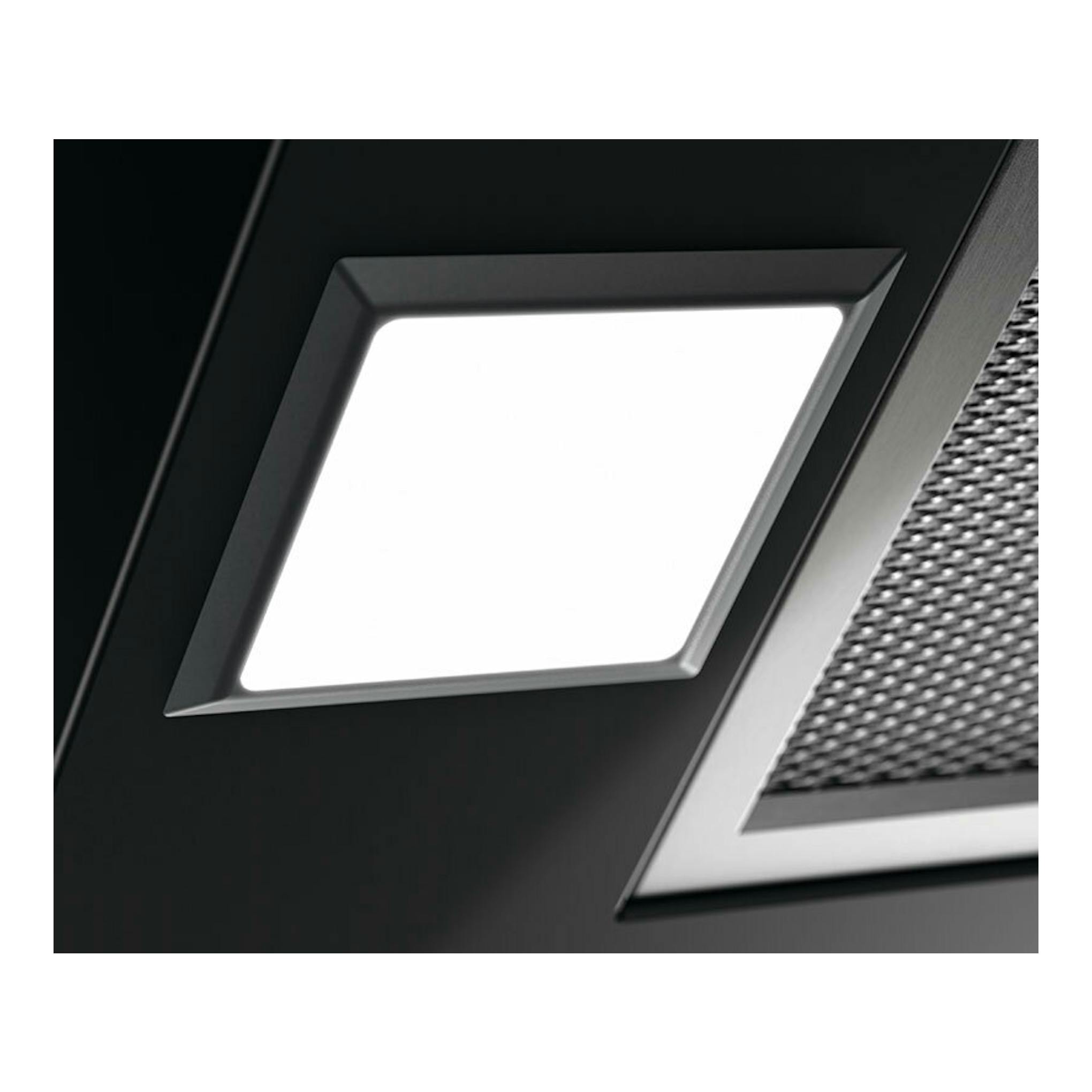 Campana extractora Electrolux LFV436K negra, primer plano inclinado con luz rectangular y filtro metálico.