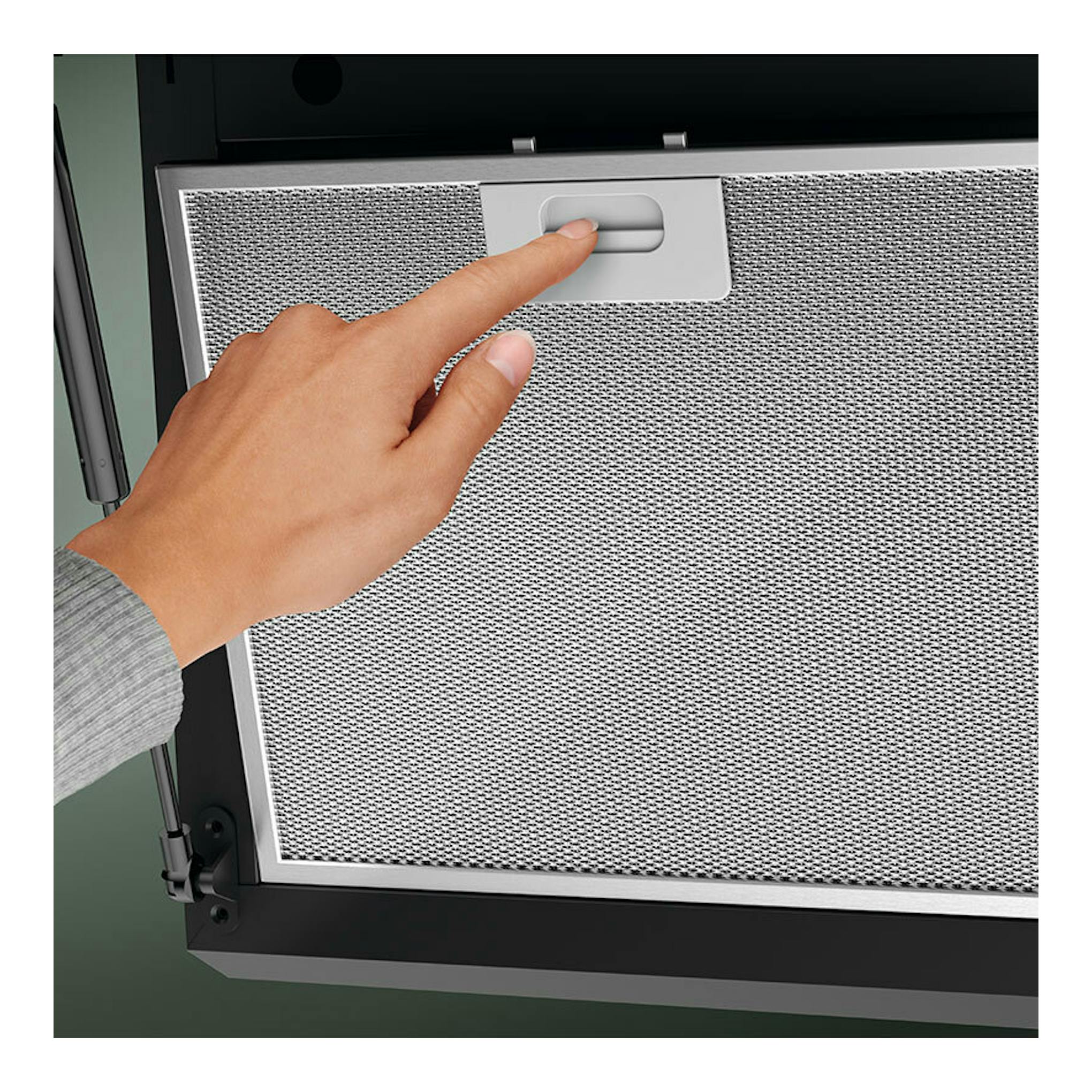Campana Electrolux LFV436K negra, vista frontal parcial, con una mano pulsando el cierre del filtro.