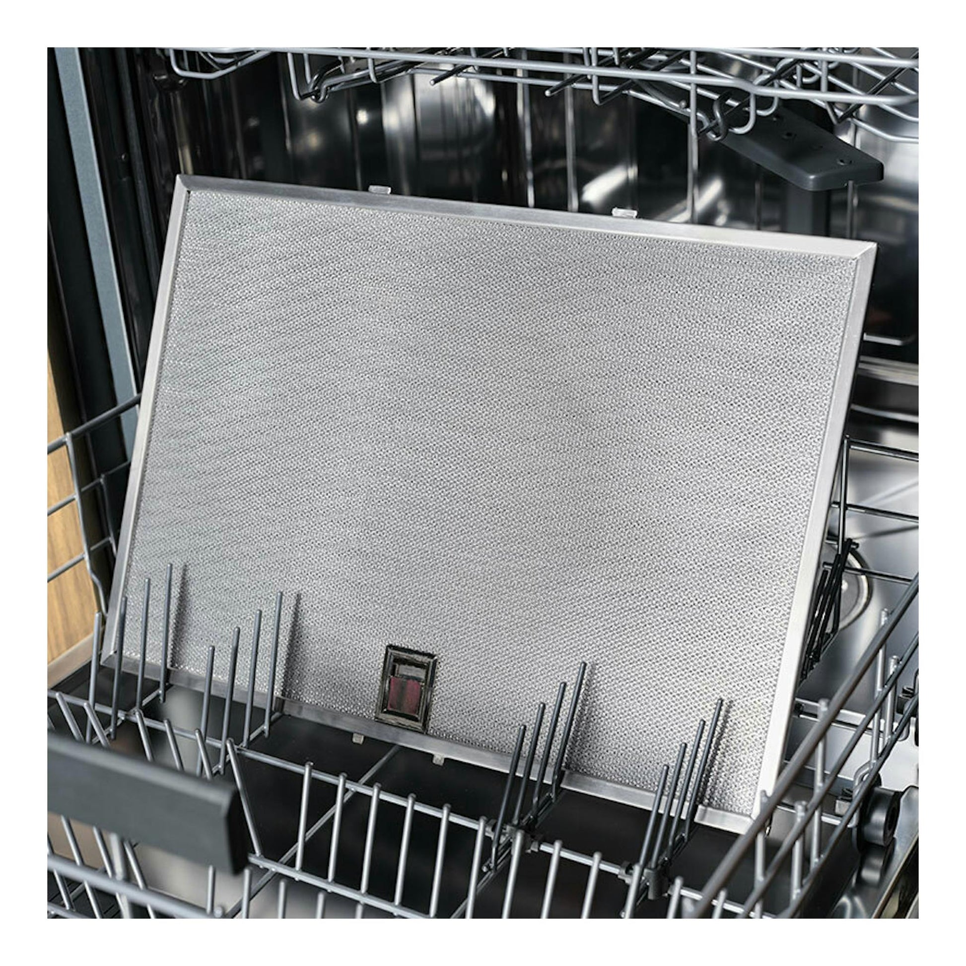 Filtro metálico de campana Electrolux LFV439K, vista frontal, sobre rejilla de lavavajillas.