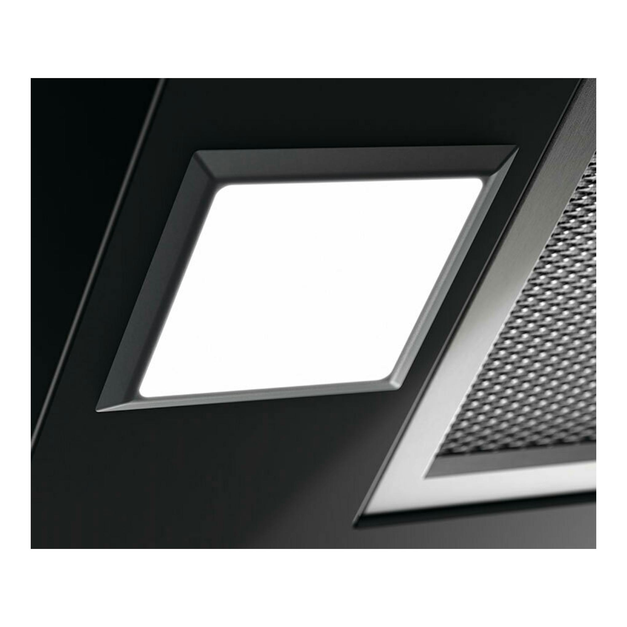 Campana Electrolux LFV439K negra, vista en primer plano del panel frontal con luz y filtro metálico.