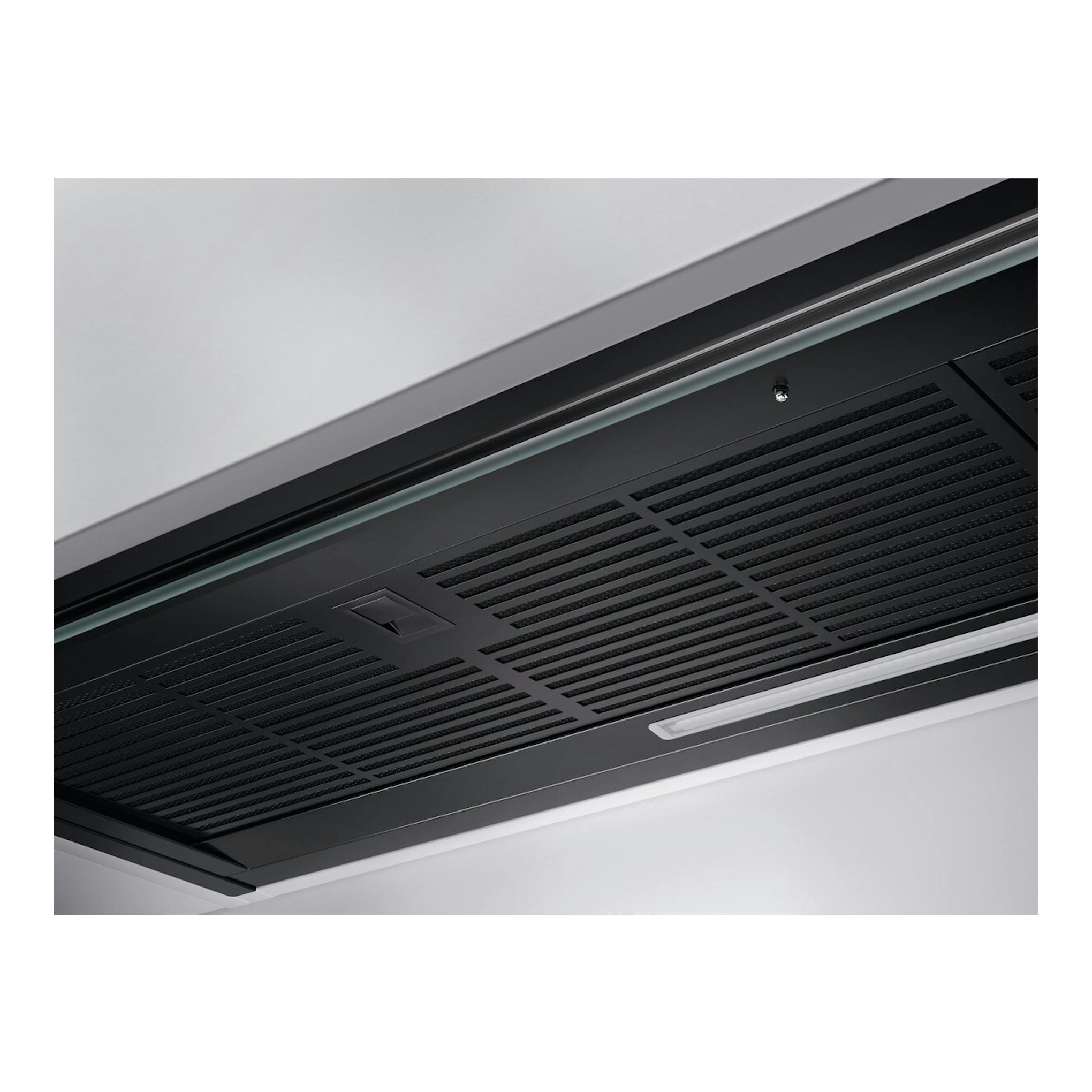Campana extractora AEG GE68D2HB negra, vista inferior integrada en techo.