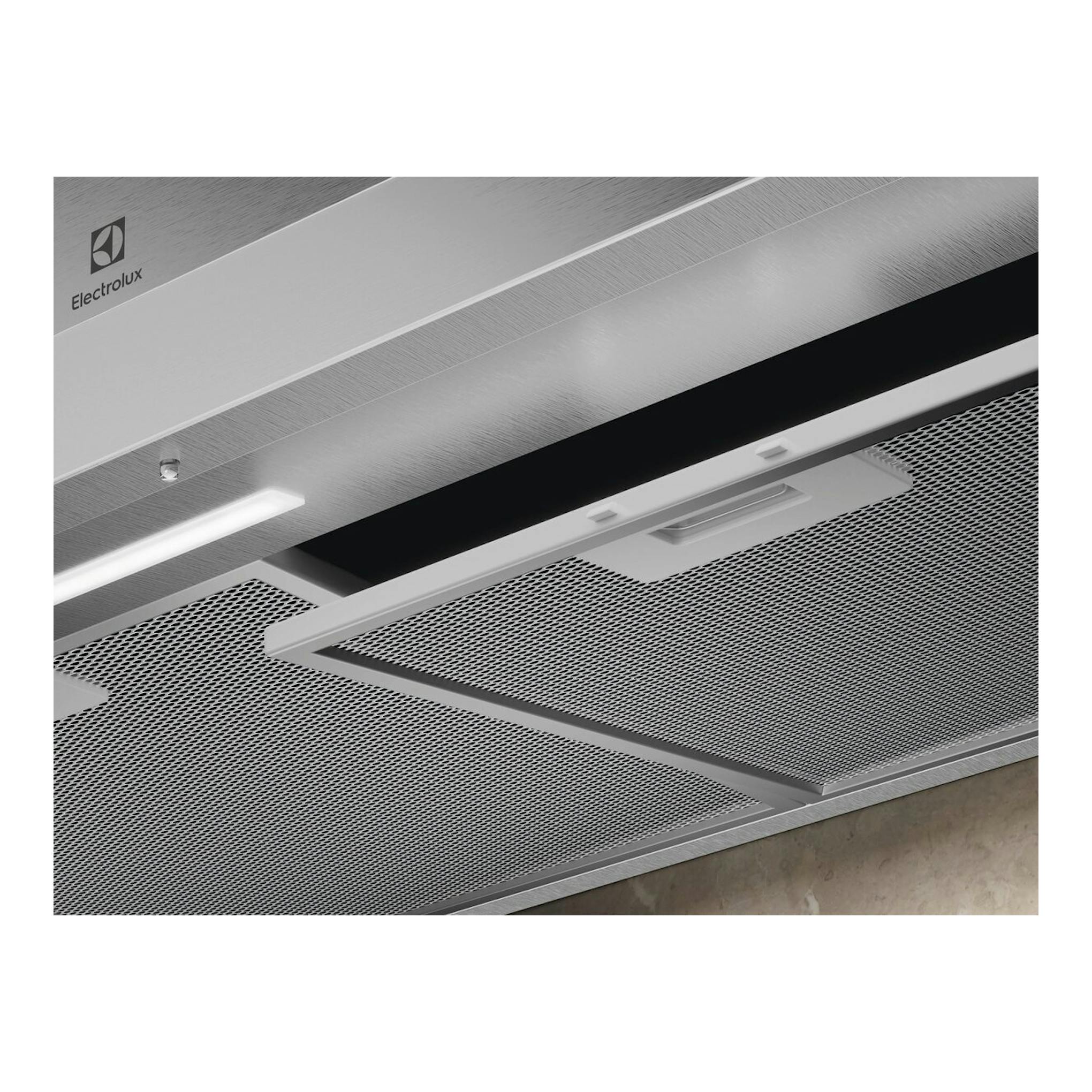 Campana extractora Electrolux LFC516X de acero inoxidable, vista inferior en primer plano.