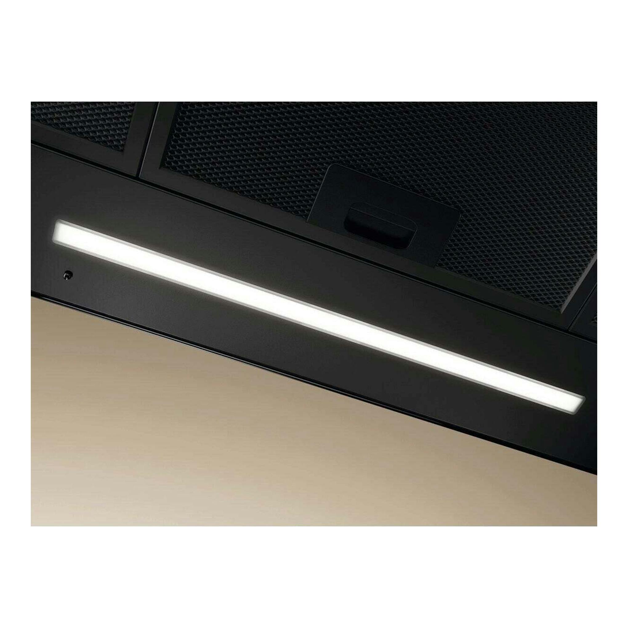 Campana decorativa Electrolux LFT816K negra, vista en ángulo con franja LED iluminada.
