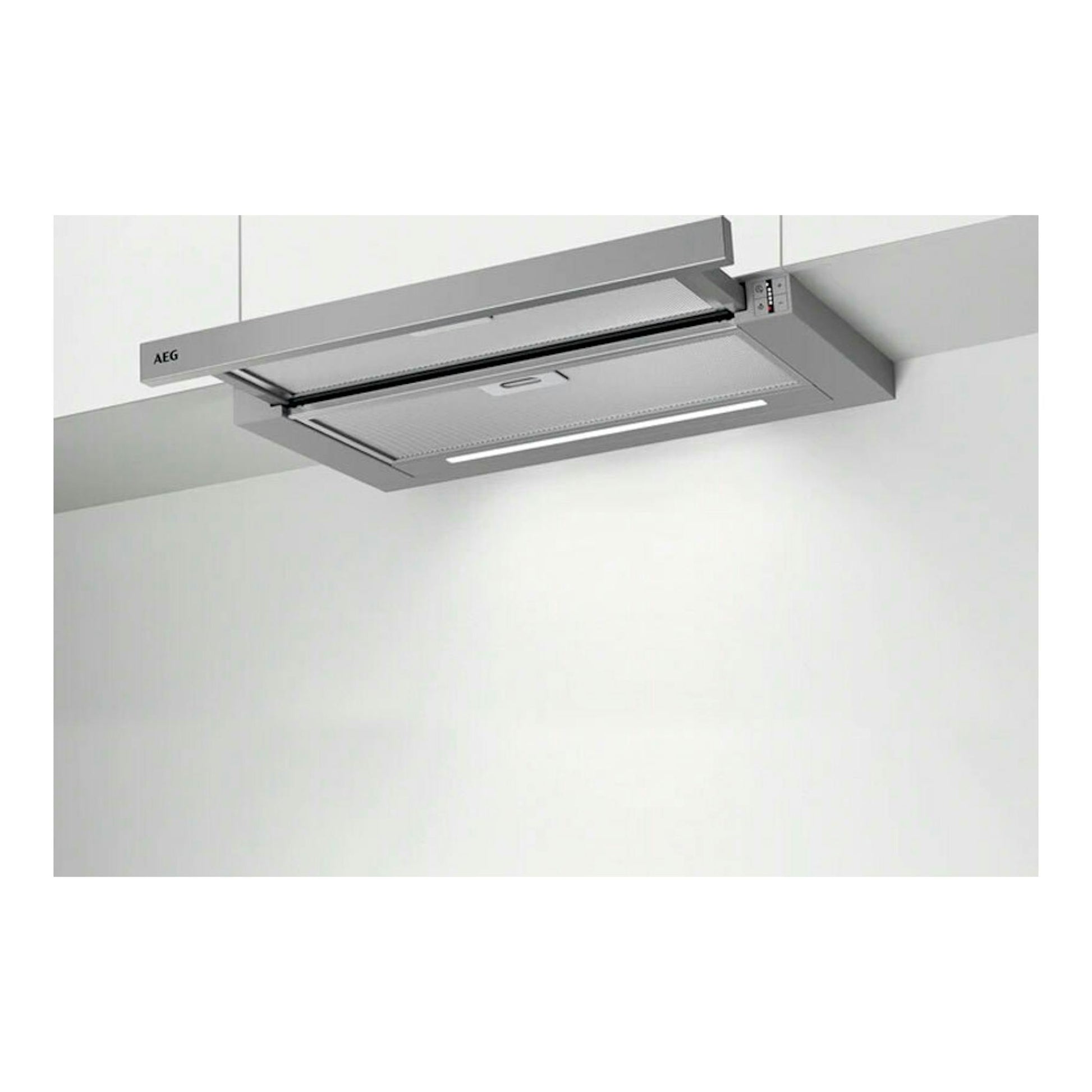 Campana extraíble AEG DPE5660M inox, vista inferior inclinada, instalada bajo un mueble blanco.