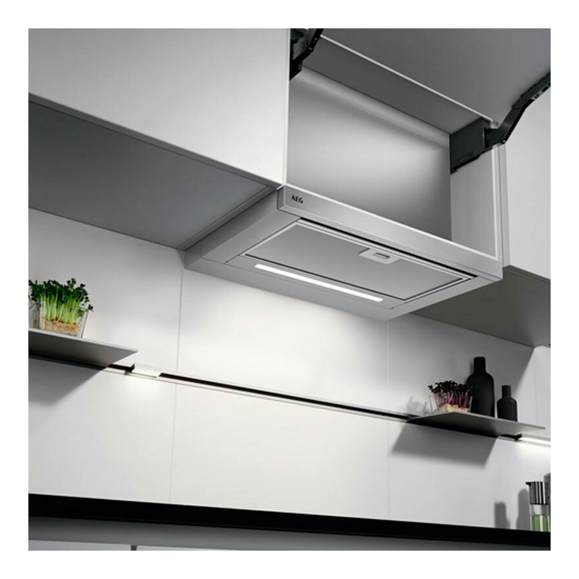 Campana extraíble AEG DPE5660M en inox, vista inferior instalada bajo un mueble de cocina.