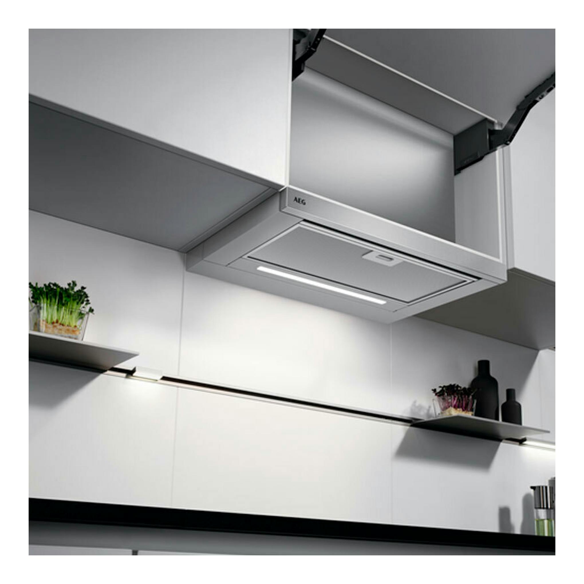 Campana extraíble AEG DPE5660M en inox, vista inferior instalada bajo un mueble de cocina.