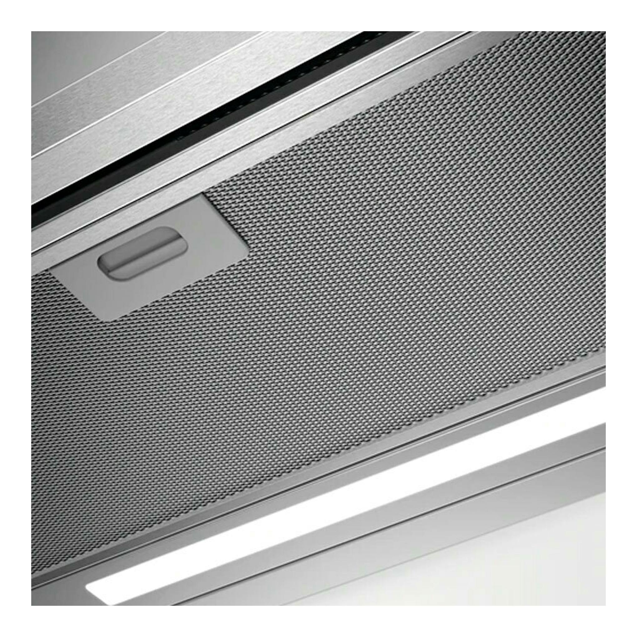 Campana extraíble AEG DPE5660M inox, primer plano del filtro metálico y la luz integrada.