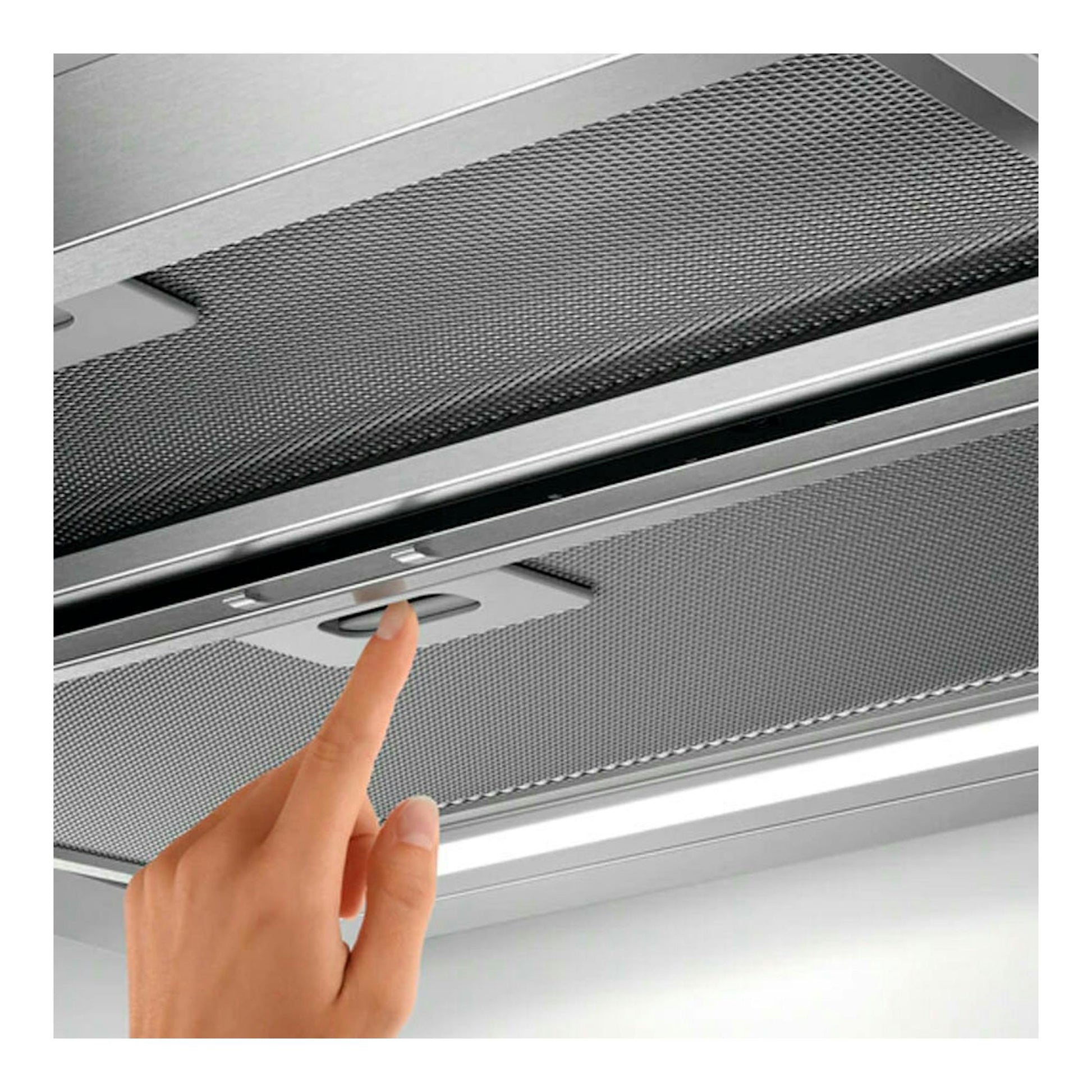 Campana extraíble AEG DPE5660M en inox, vista cenital parcial, con panel metálico y una mano pulsando el mando.
