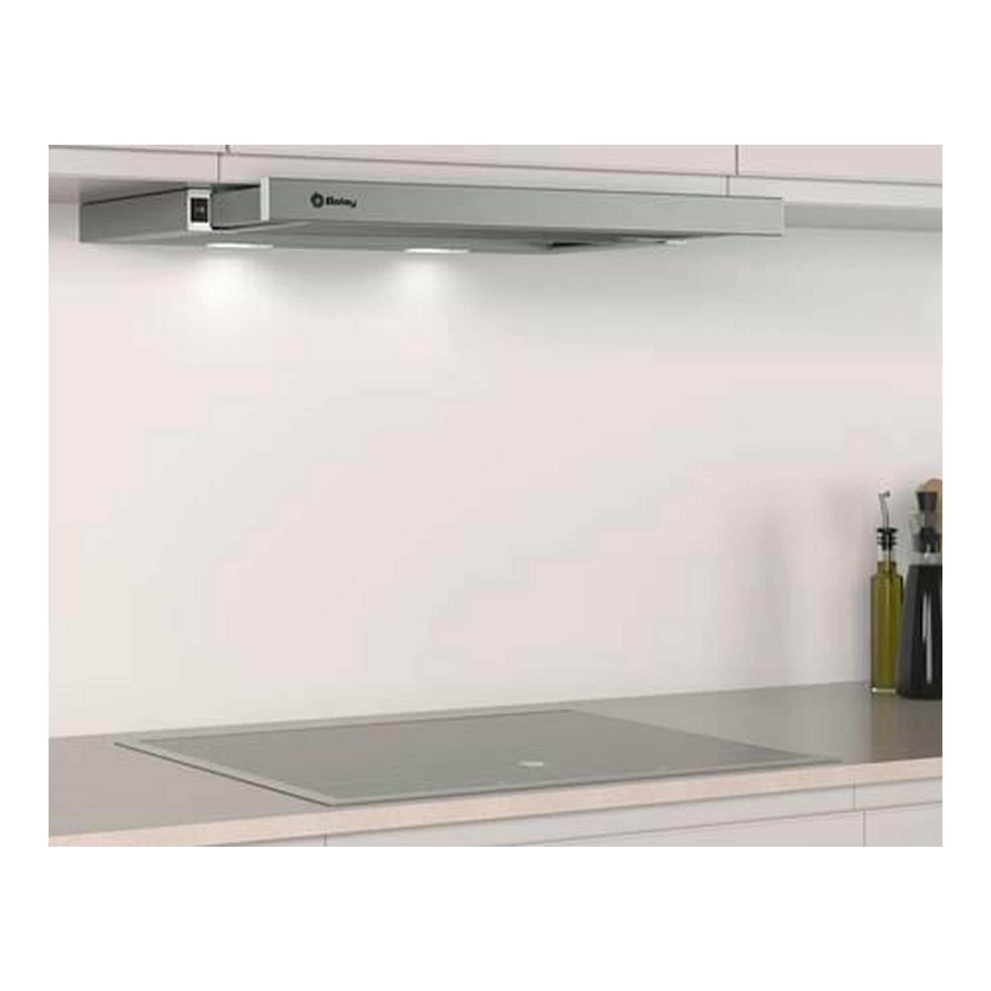 Campana extraíble Balay 3BT264MX inox, vista frontal bajo armarios de cocina.