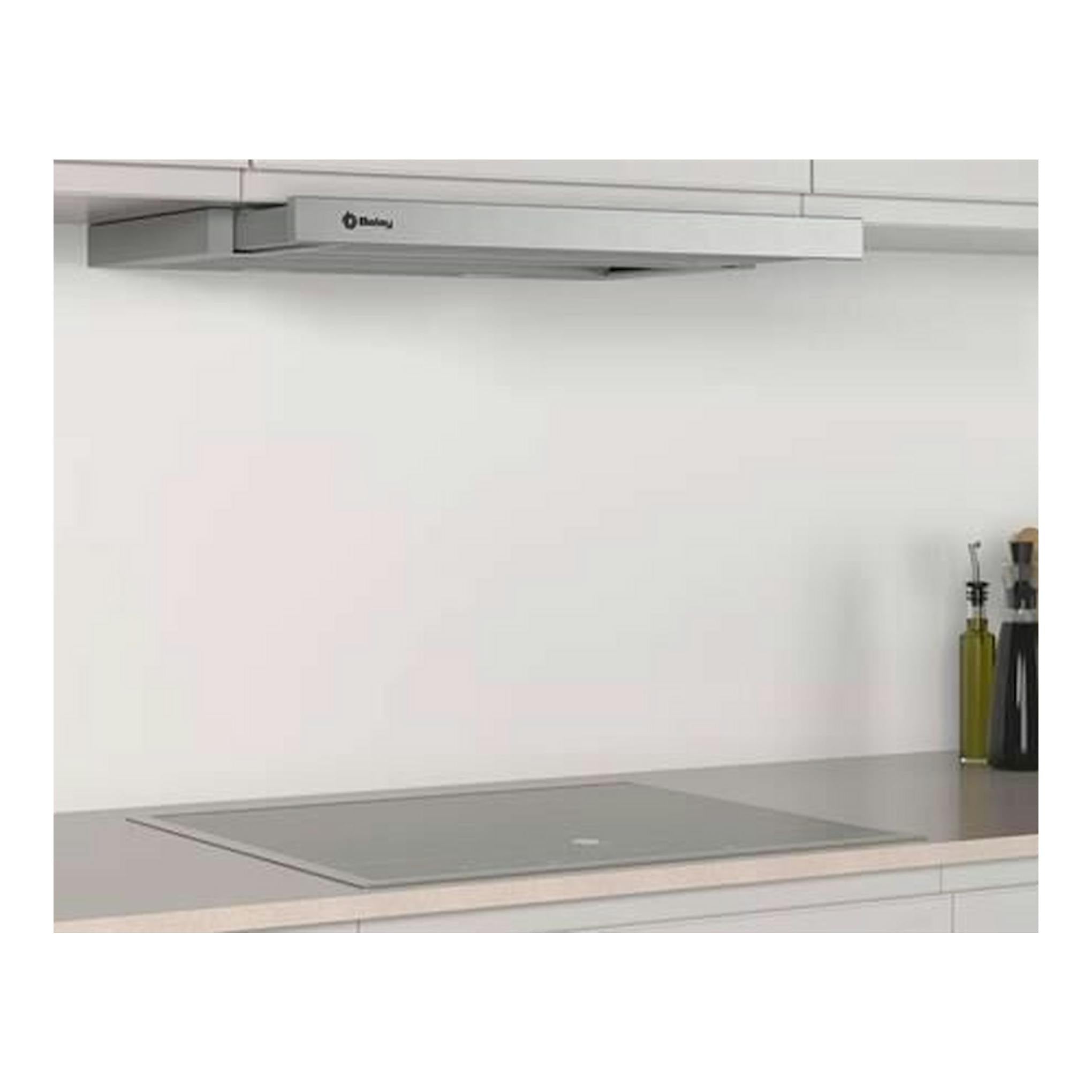 Campana extraíble Balay 3BT267MX inox, vista frontal bajo mueble de cocina, en acero plateado.