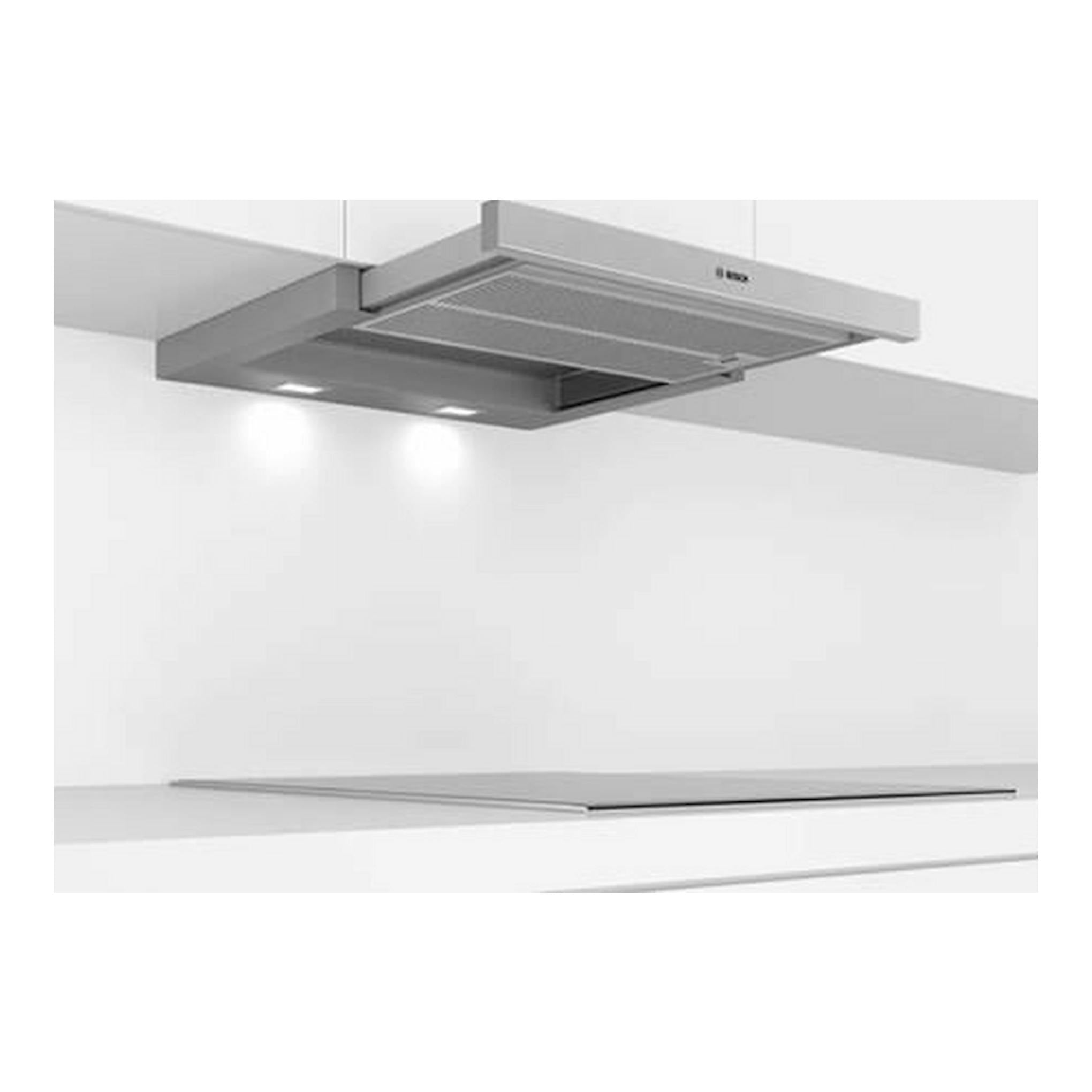 Campana extraíble Bosch DFS067A51 inox, vista frontal e inferior, instalada bajo armario.