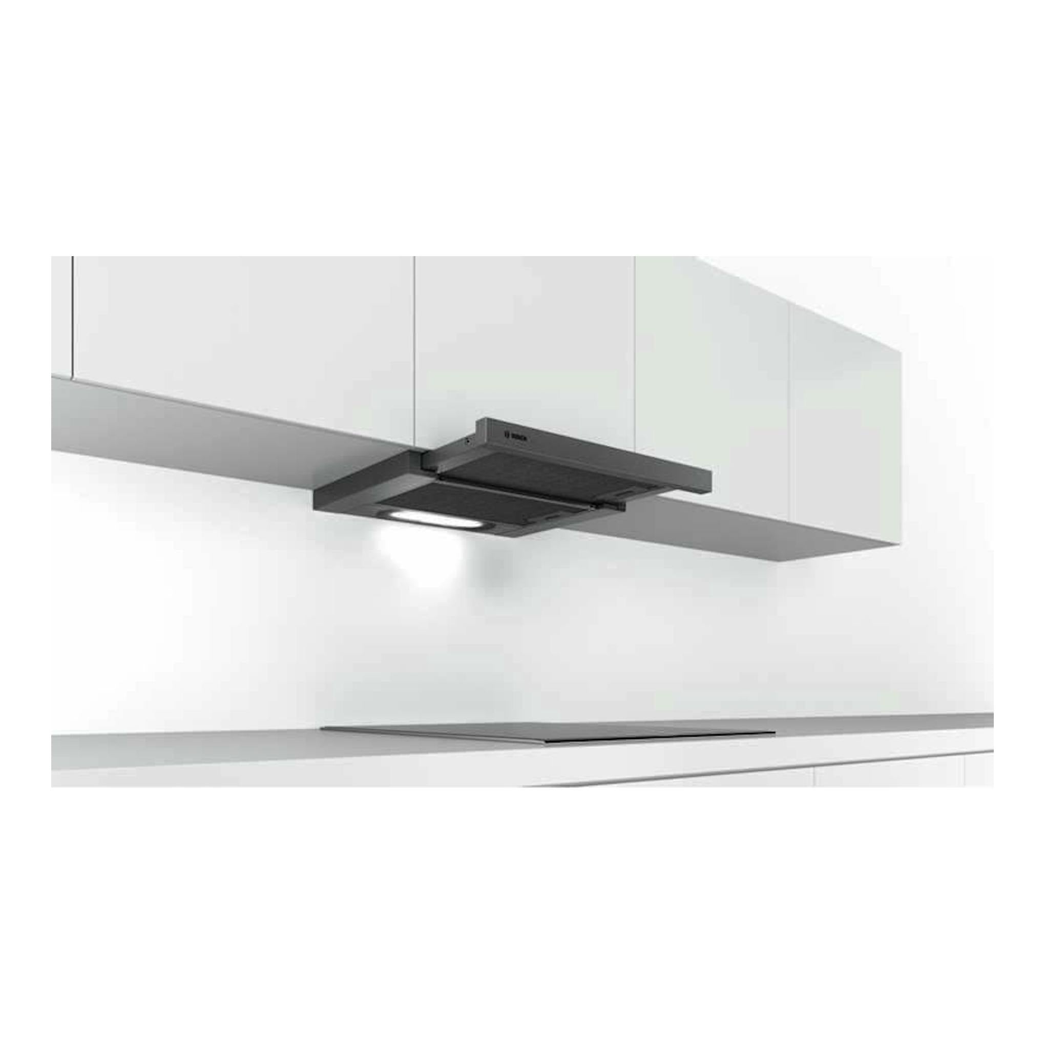 Campana extraíble Bosch DFT63AC50, vista frontal bajo mueble, acabado inox oscuro.