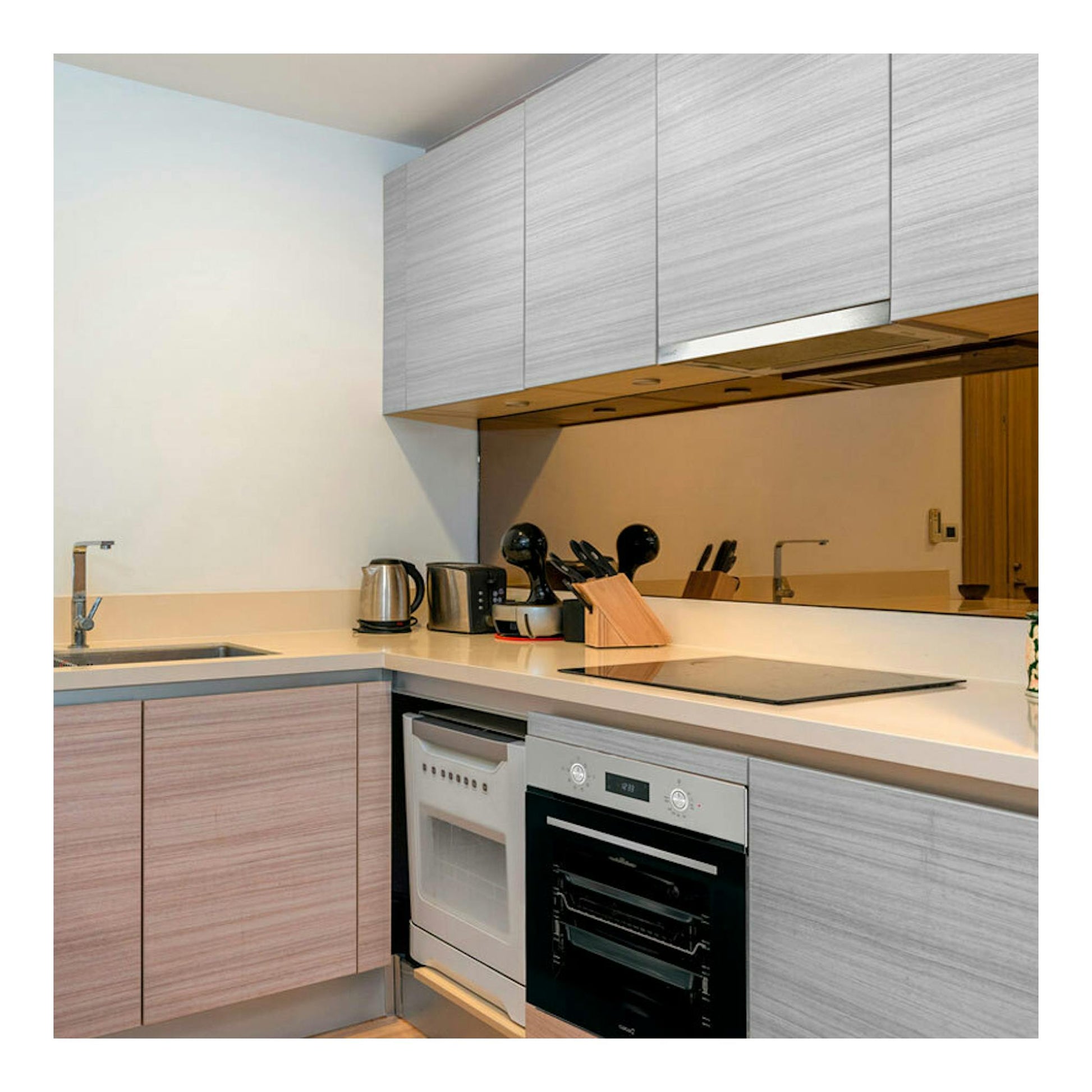 Campana extraíble Cata EXTENDER 600 de inox, vista frontal bajo mueble en cocina moderna.