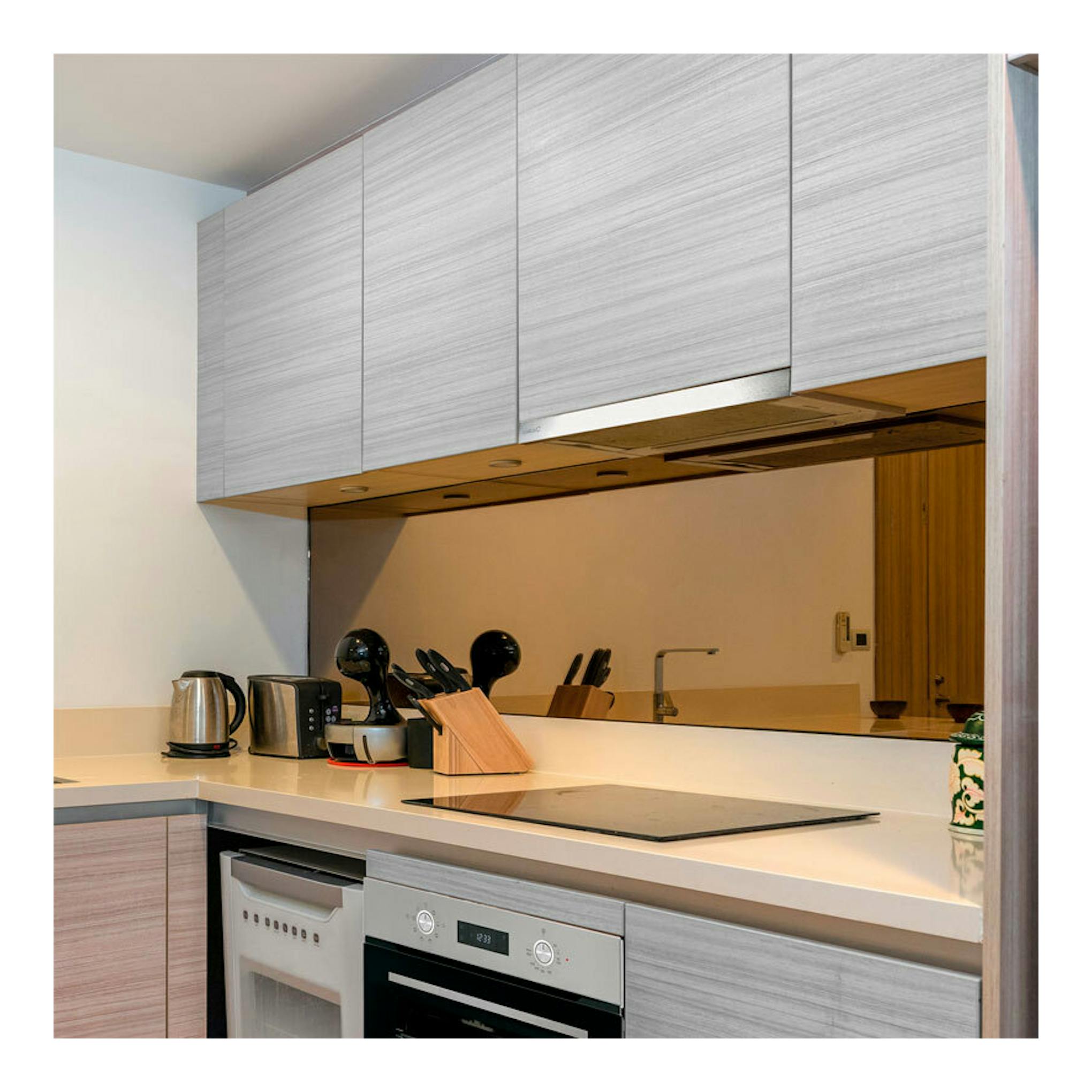 Campana extraíble Cata EXTENDER 900 X inox, vista frontal bajo mueble en cocina moderna.