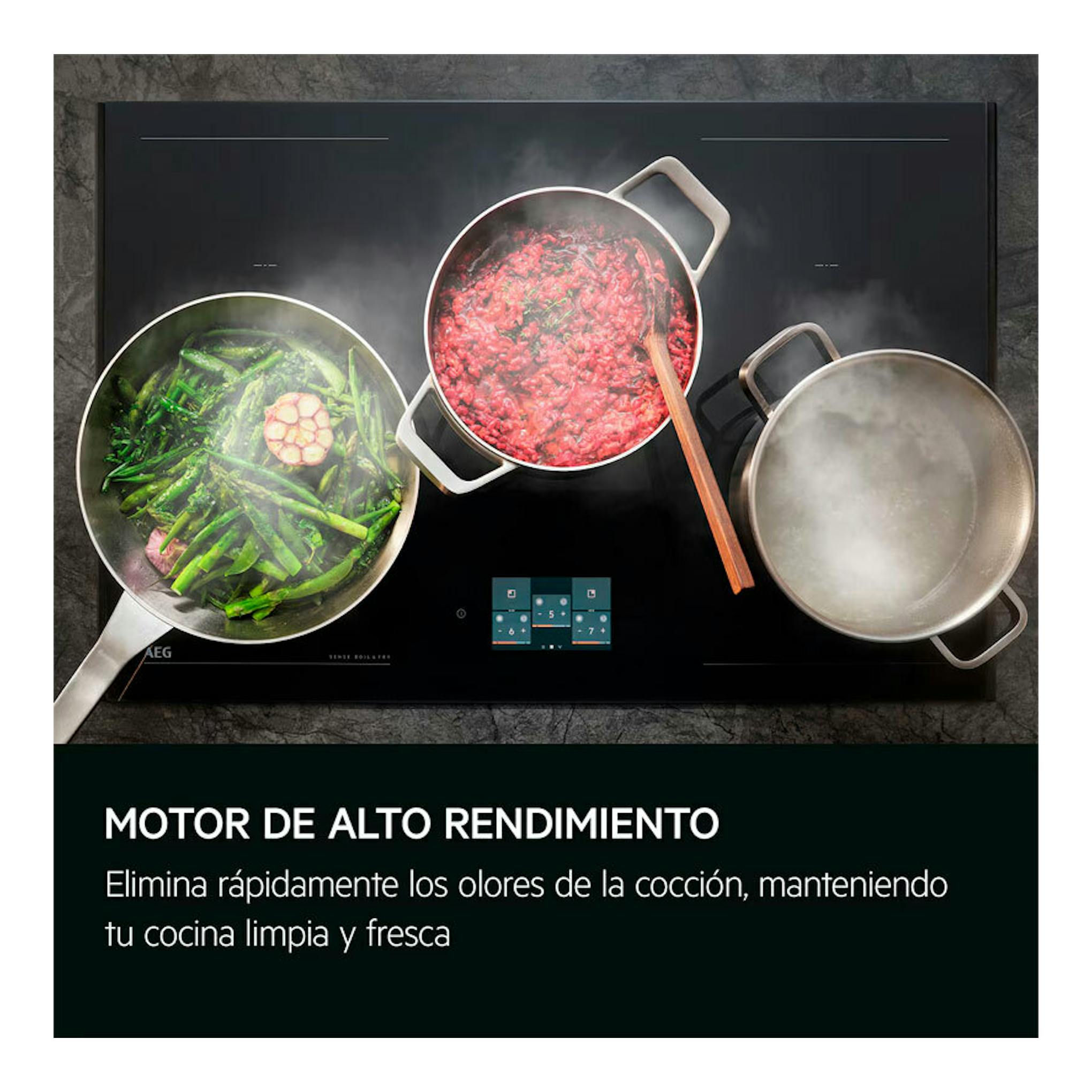 Placa de cocción AEG negra, vista cenital, con tres ollas y vapor; texto sobre motor de alto rendimiento.