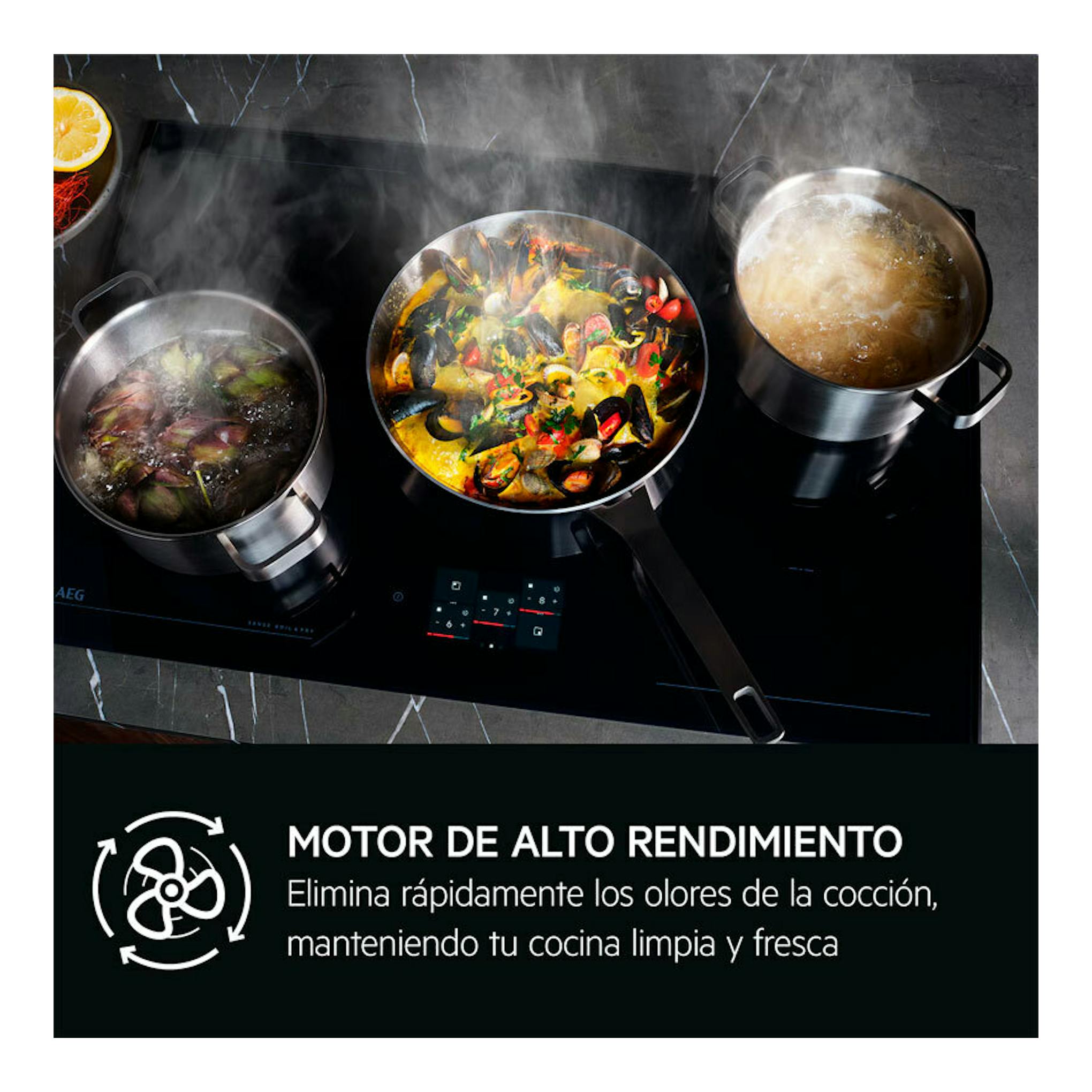Vista cenital de placa de inducción AEG negra con tres ollas y vapor; franja inferior con texto.