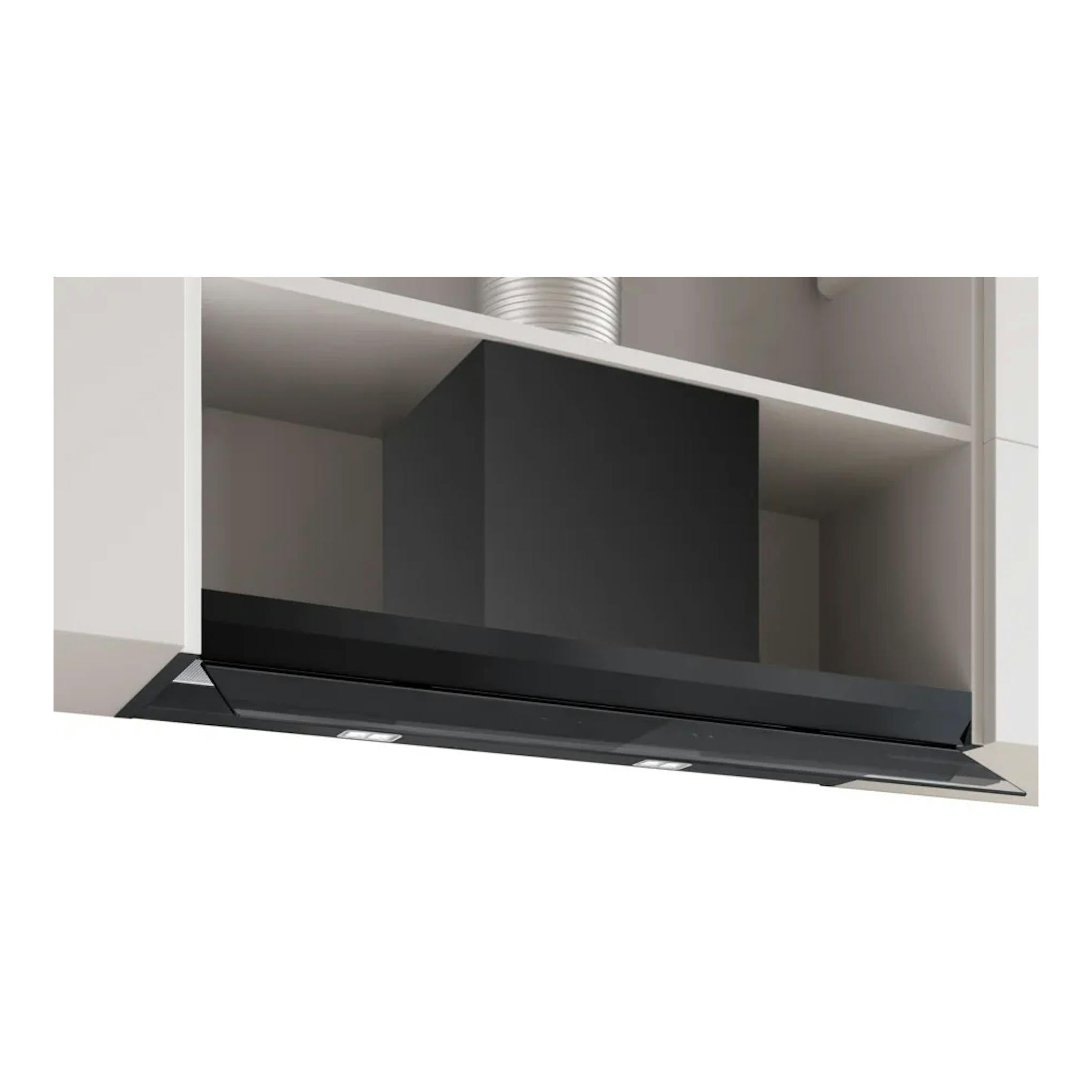 Campana integrable Bosch DBB97DP60 negra mate, vista frontal inclinada, encastrada en mueble.