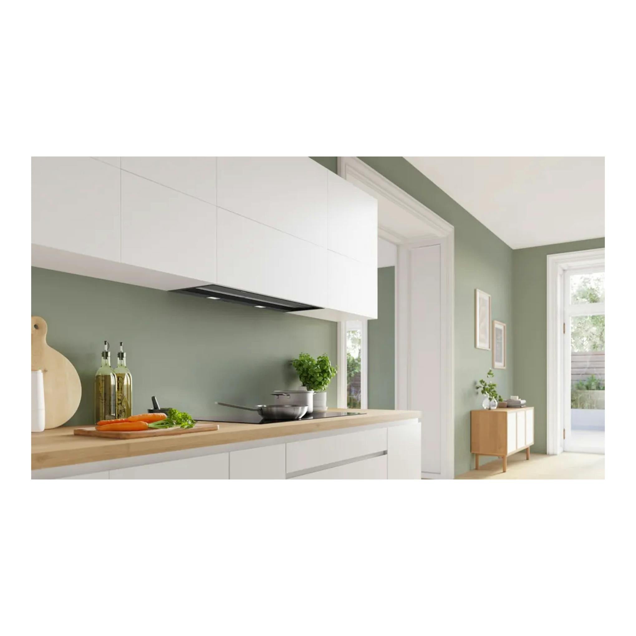 Campana integrable Bosch DBB97DP60 negra mate bajo armarios blancos, vista frontal en cocina moderna.
