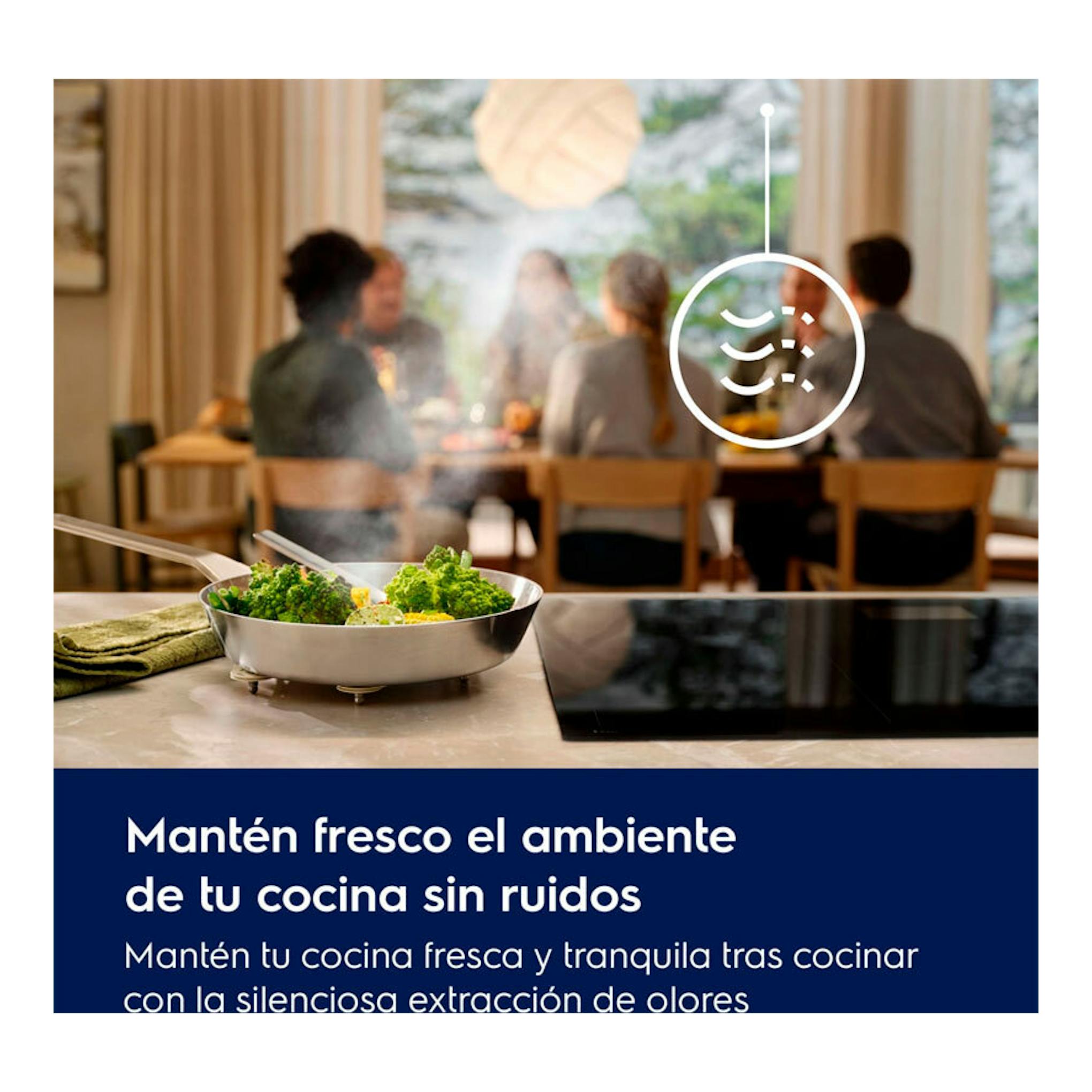 Imagen promocional de cocina con sartén humeante y texto sobre campana integrada Electrolux LFG818K.