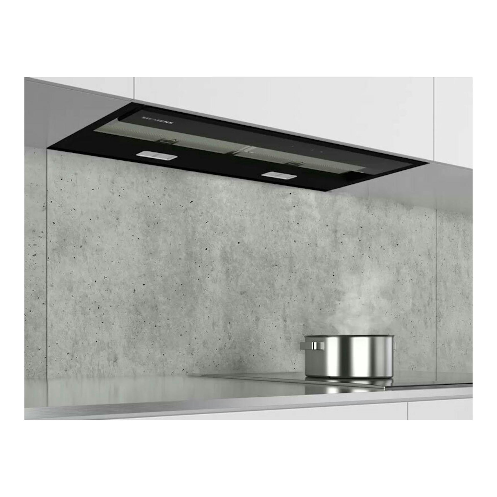 Campana integrable Siemens LJ67BAM60 negra de 60 cm, vista frontal bajo mueble blanco, sobre pared de hormigón.