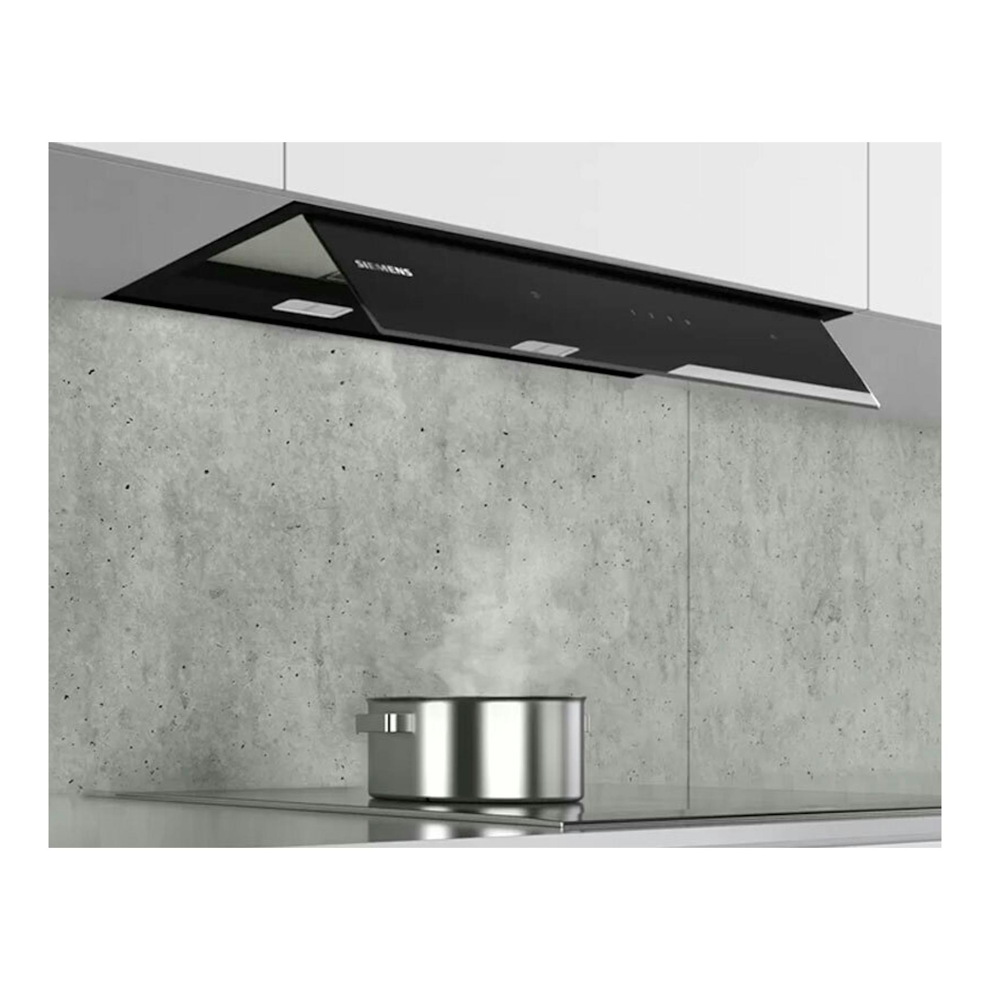 Campana integrable Siemens LJ67BAM60 negra de 60 cm, vista frontal inclinada, instalada sobre pared gris.